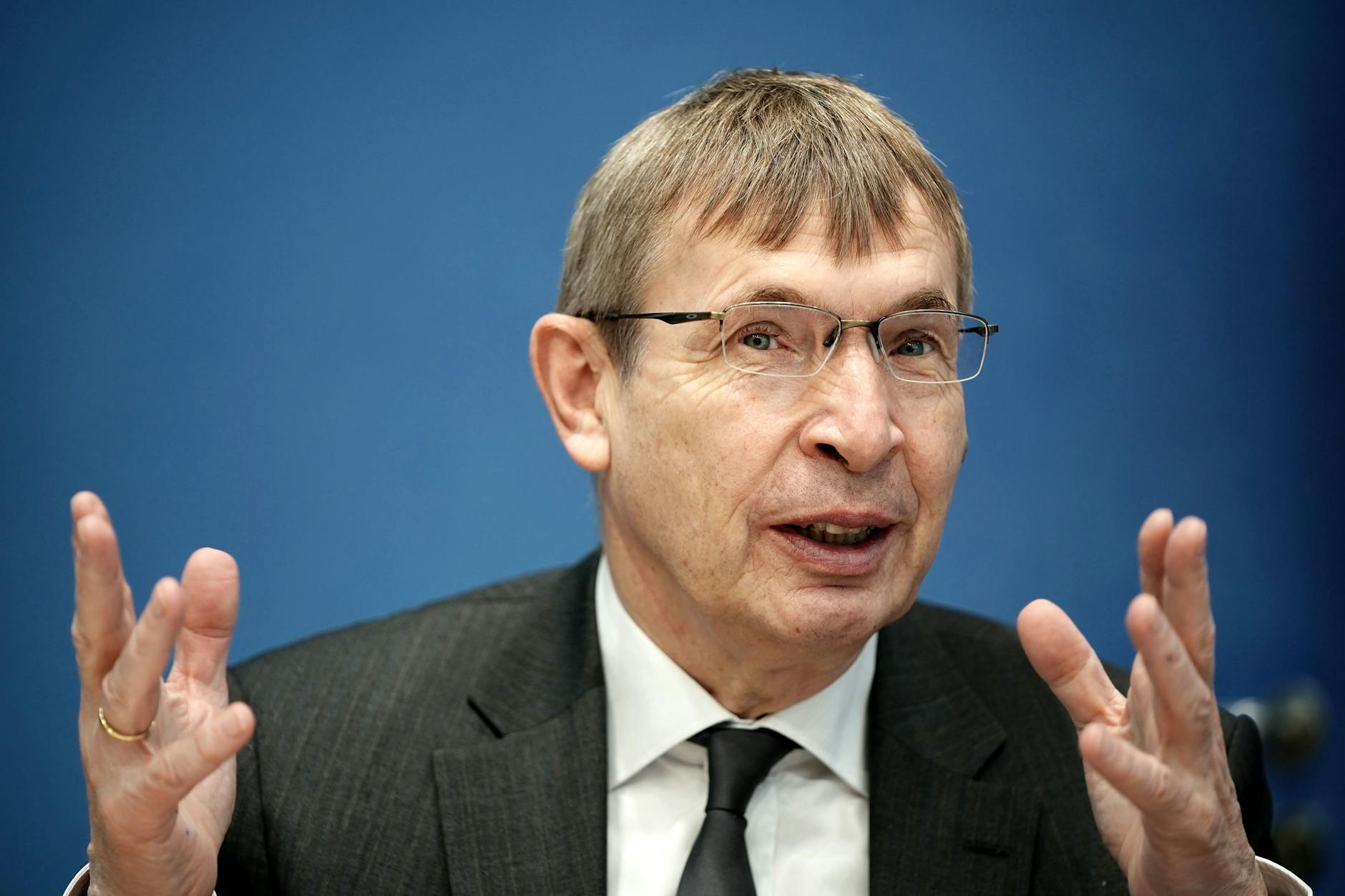 Klaus Cichutek, Präsident vom Paul-Ehrlich-Institut (PEI), spricht bei einer Pressekonferenz in der Bundespressekonferenz.