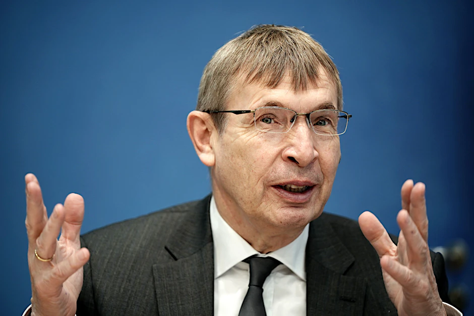 Klaus Cichutek, Präsident vom Paul-Ehrlich-Institut (PEI), spricht bei einer Pressekonferenz&nbsp; in der Bundespressekonferenz.