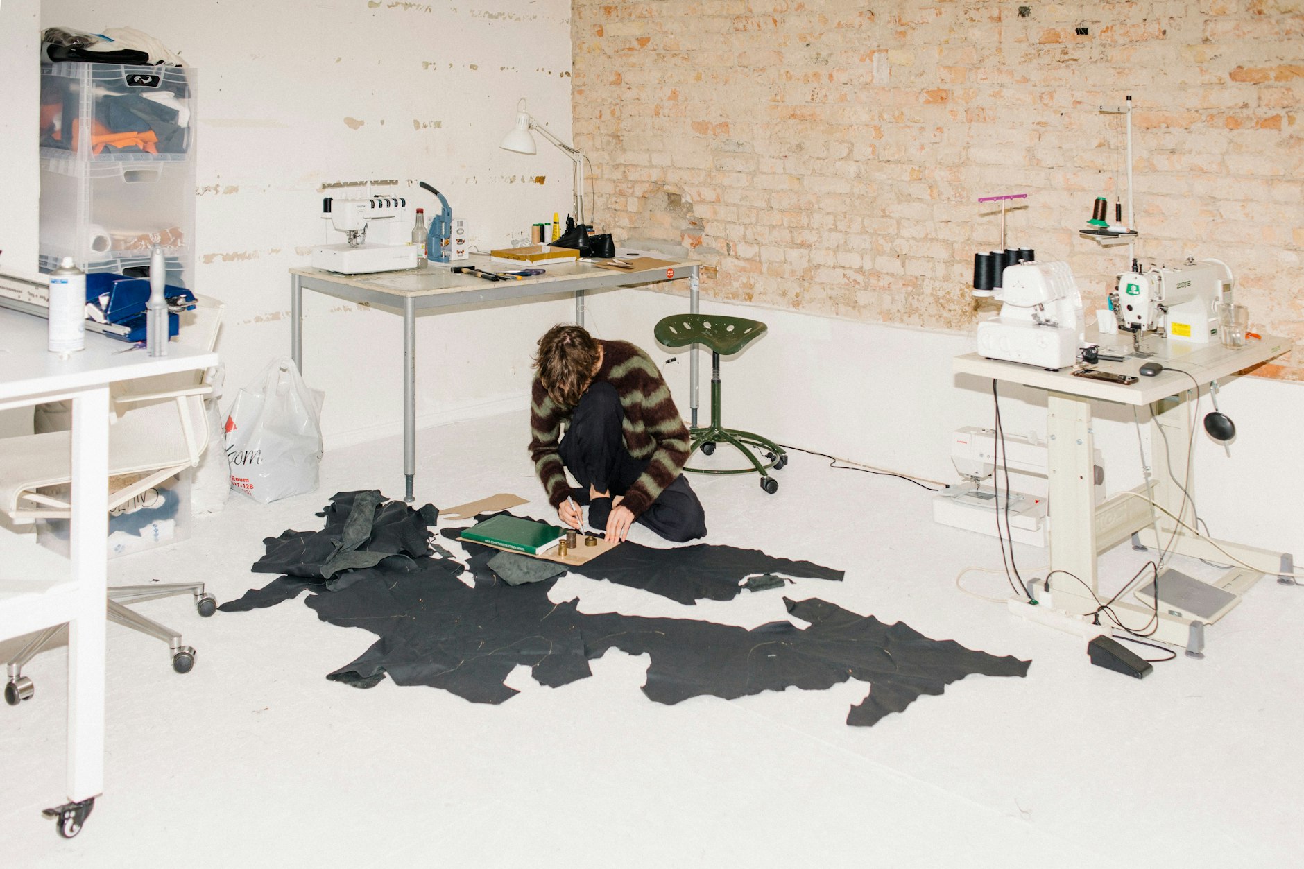 Hier werden Lederreste bearbeitet, das Prinzip des Recyclings wird in der Mode immer relevanter.