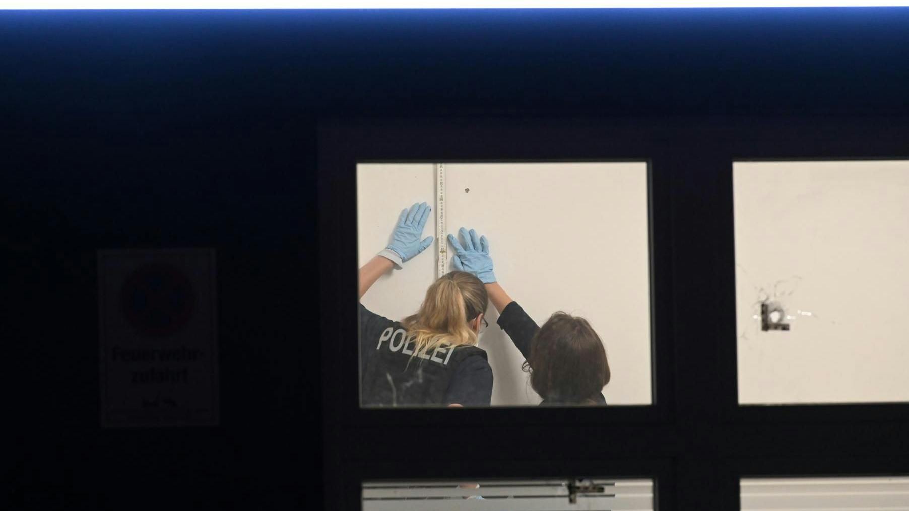 Spurensuche der Polizei: Kugeln durchschlugen die Fenster eines Büros und blieben in der Wand stecken.