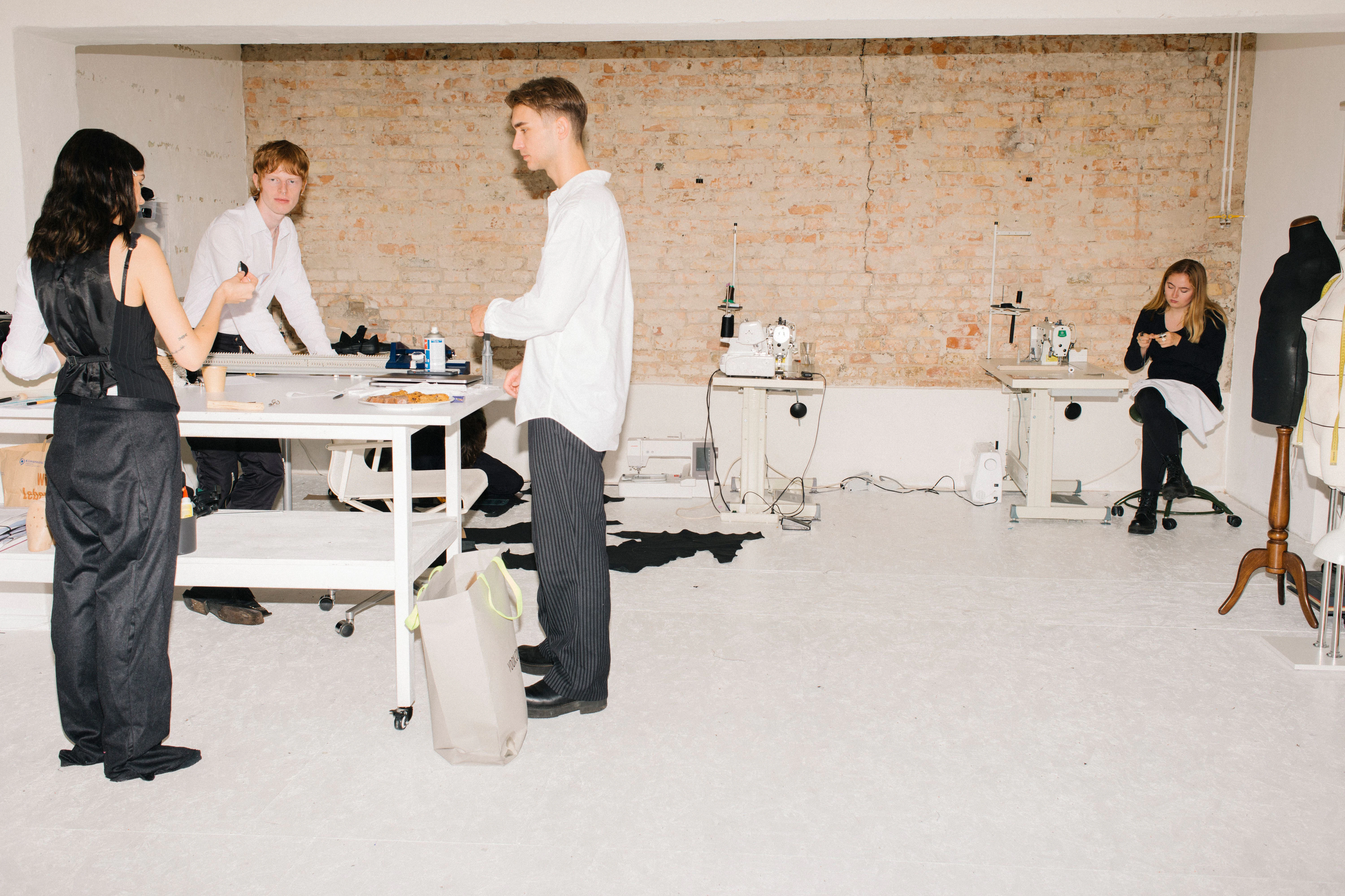 Rosa Dahl mit Stylist Leon Romeike, Marketingchef Jacob Langemeyer, Praktikantin Charlotte Lockton (v.l.n.r.)