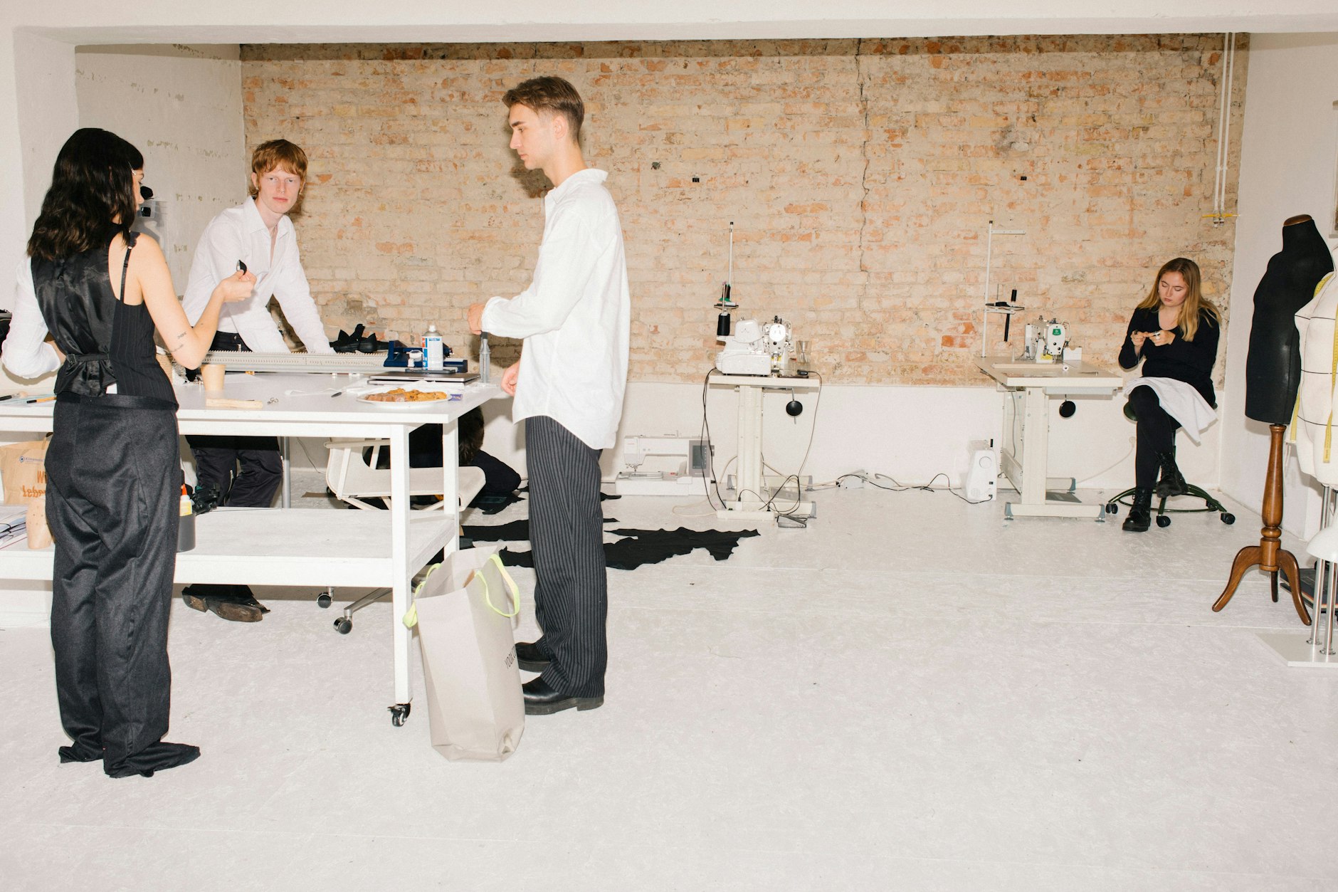 Rosa Dahl mit Stylist Leon Romeike, Marketingchef Jacob Langemeyer, Praktikantin Charlotte Lockton (v.l.n.r.)