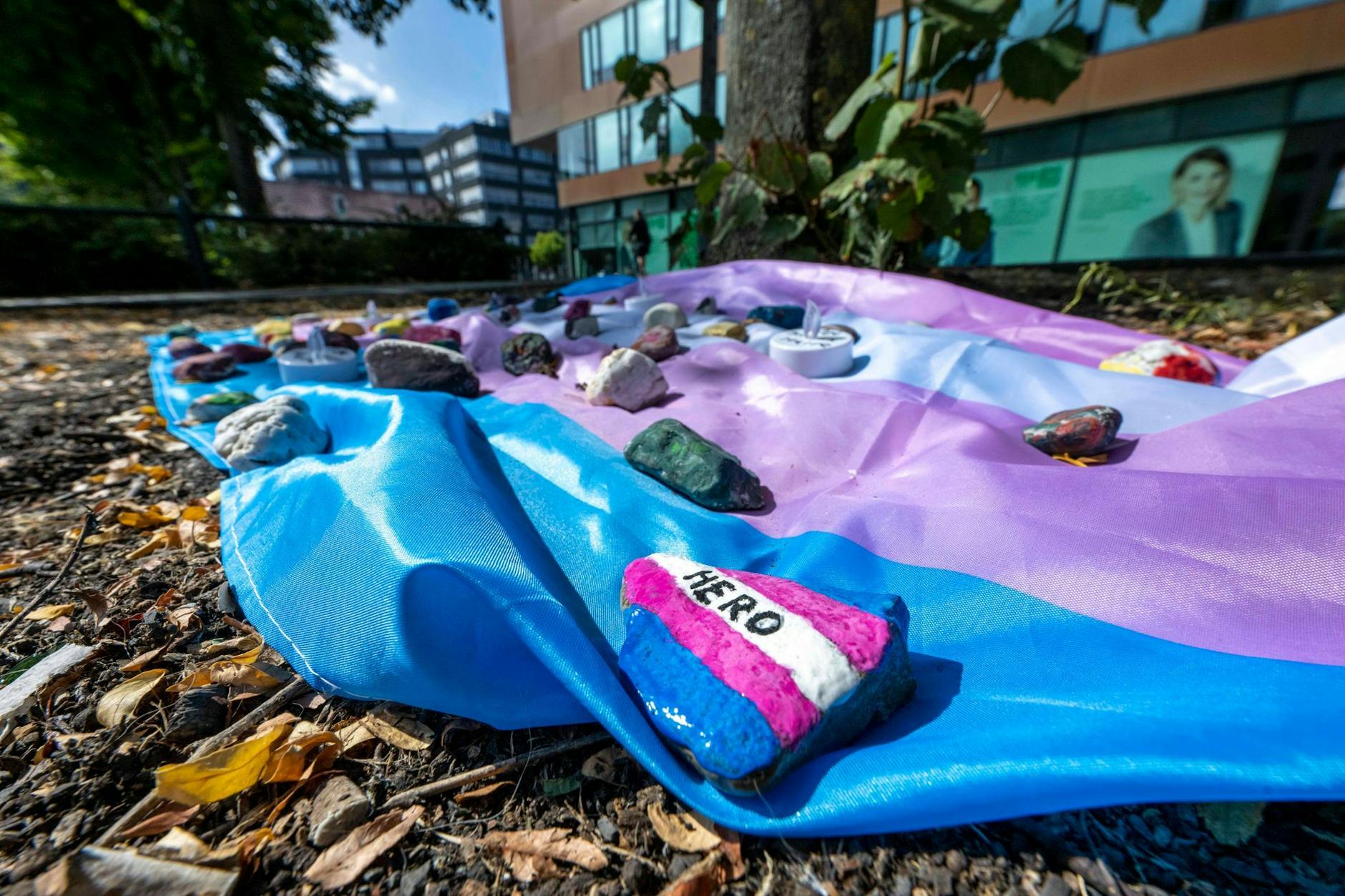 Die bemalten Steine auf der Fahne am Tatort in Münster erinnern an die brutale Tat.