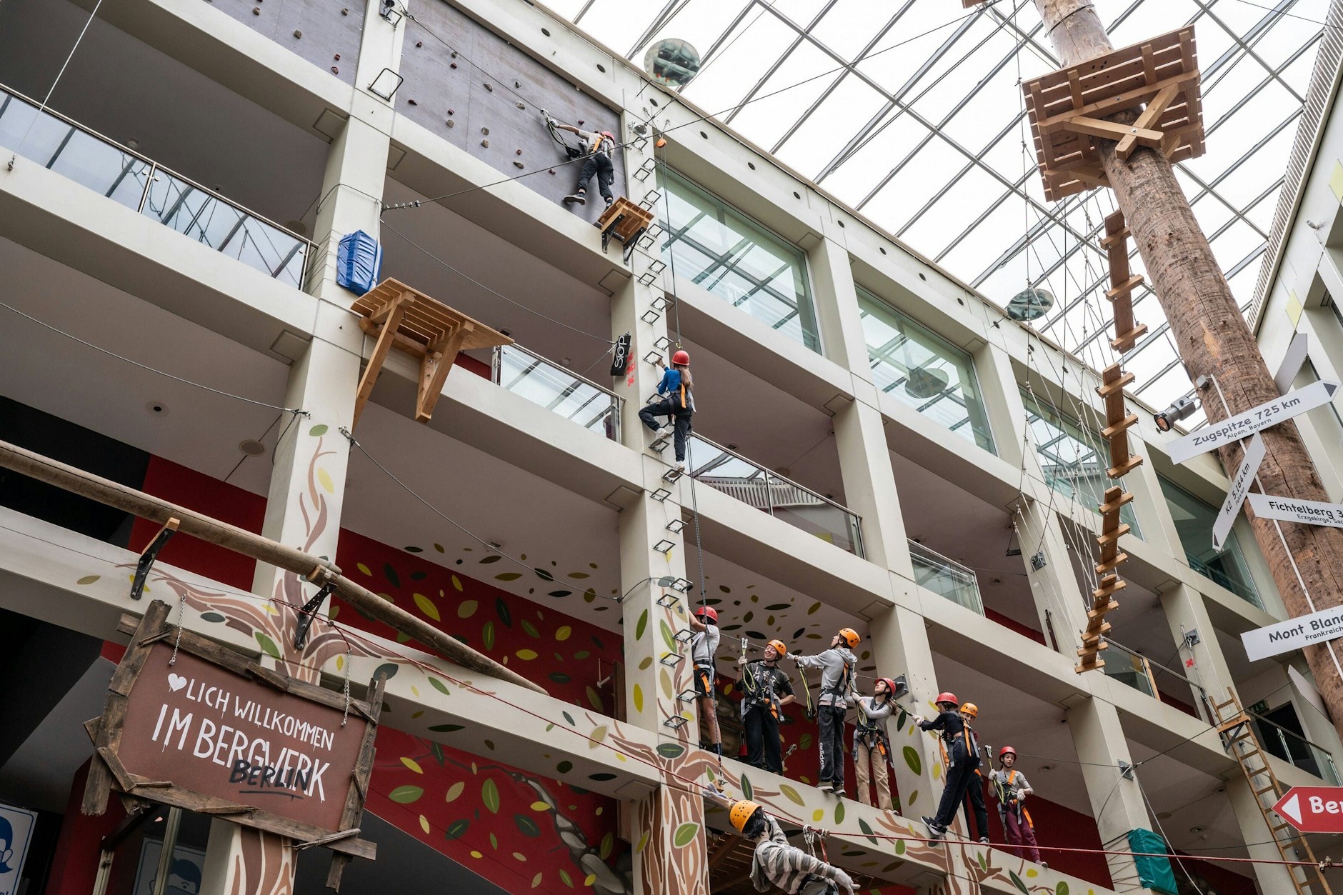 Europas größter Indoor-Kletterpark: In Hellersdorf geht’s hoch hinaus.