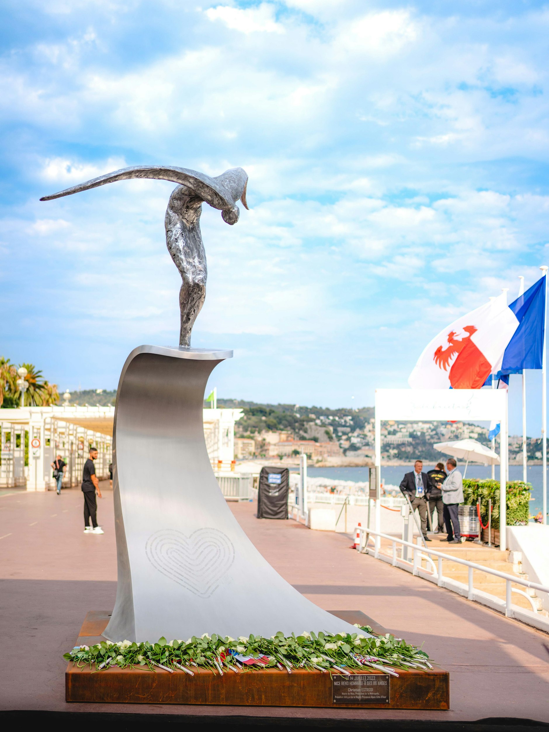 Das Kunstwerk „Engel der Bucht“ erinnert an der Strandpromenade von Nizza an das Attentat.