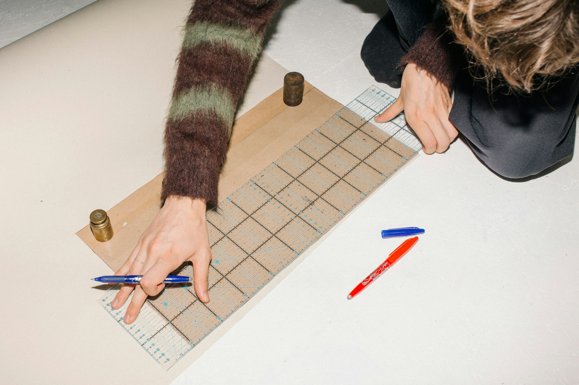 Beim Ausmessen und Ausschneiden nimmt es Praktikant Valentin Prinz ganz genau.