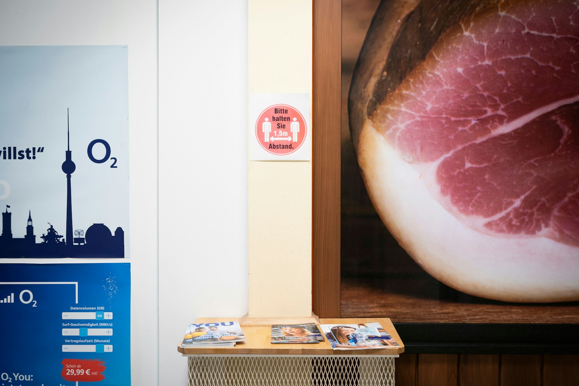 Werbetafeln in einer Berliner Markthalle.
