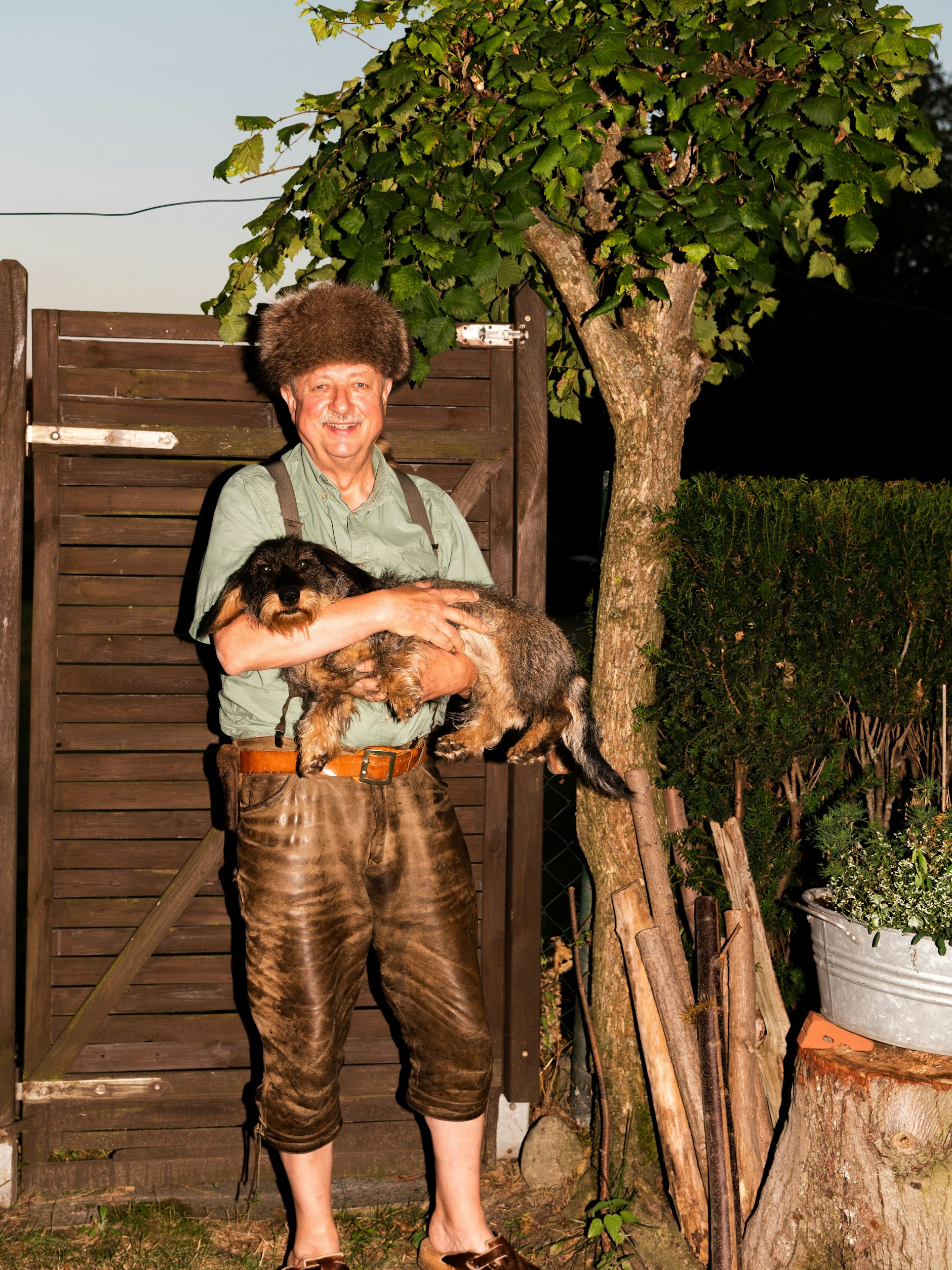 Unzertrennlich: Stadtjäger Hans-Jürgen Zschuppe mit seiner Dackelhündin Jette.