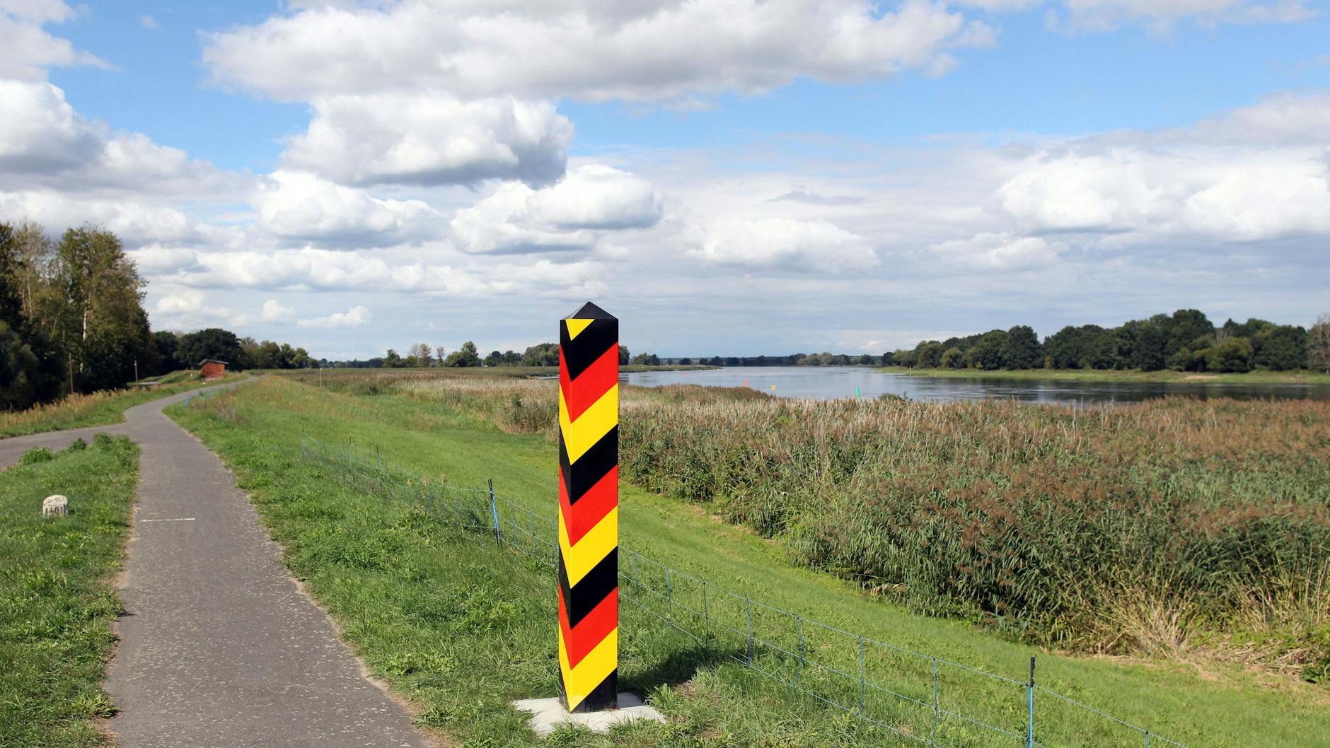 Kienitz an der Oder: Auf dem Radweg ist nichts los. Dabei sind längst alle toten Fische weg, es stinkt nicht und das Wetter ist herrlich. Die einzigen Gäste auf dem Erlenhof sind Berliner. „Wir sind in gar keiner Weise beeinträchtig“, meinen sie. 