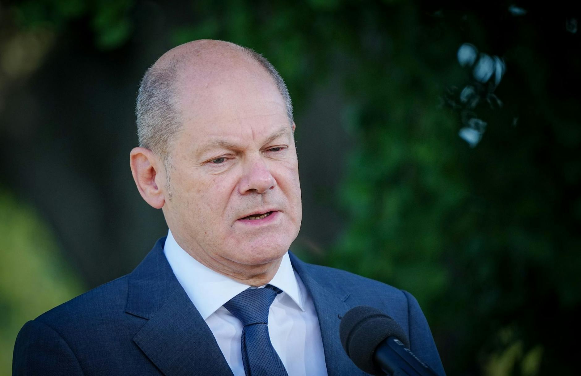 Überfordert? Bundeskanzler Olaf Scholz am Rande der Kabinettsklausur auf Schloss Meseberg.