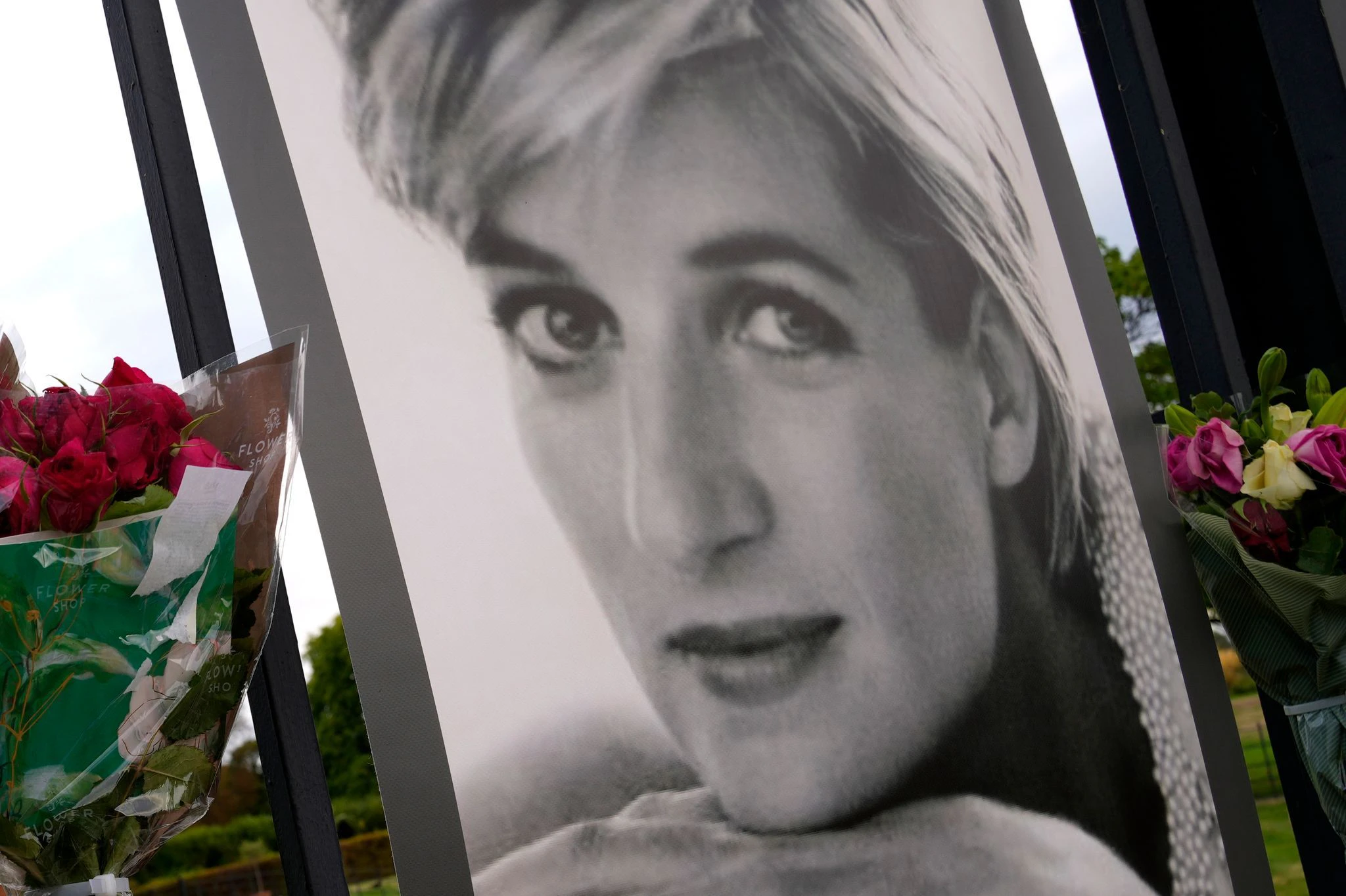 Blumen und ein Portrait von Diana, Prinzessin von Wales, anlässlich ihres Todestages vor dem Kensington Palace.  