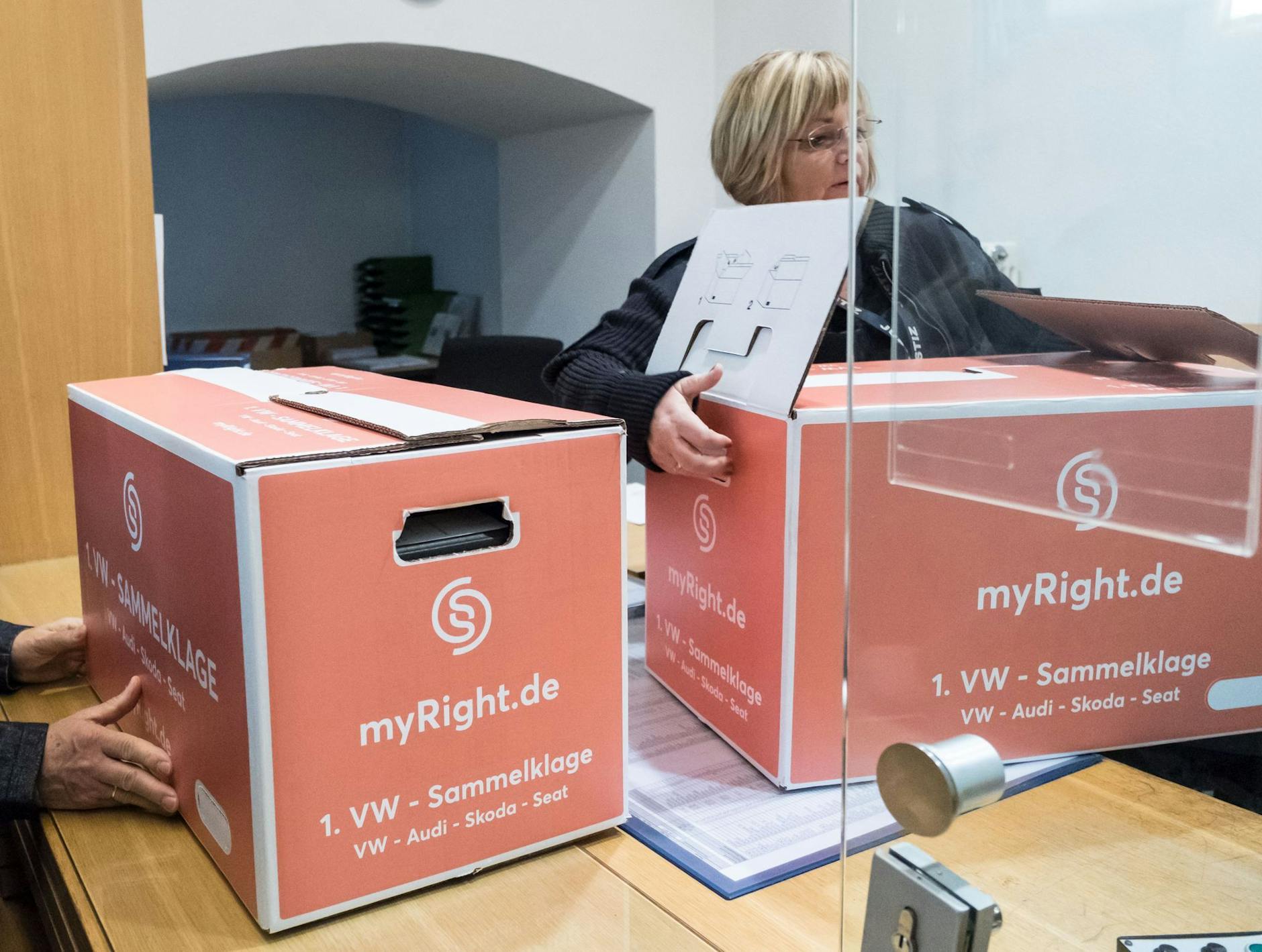 ARCHIV - Eine Justizmitarbeiterin in Braunschweig nimmt im November 2017 die Klagen im VW-Abgasskandal von mehr als 15.000 Betroffenen entgegen, die von der US-Kanzlei Hausfeld und der Internetplattform Myright eingereicht wurden. /dpa