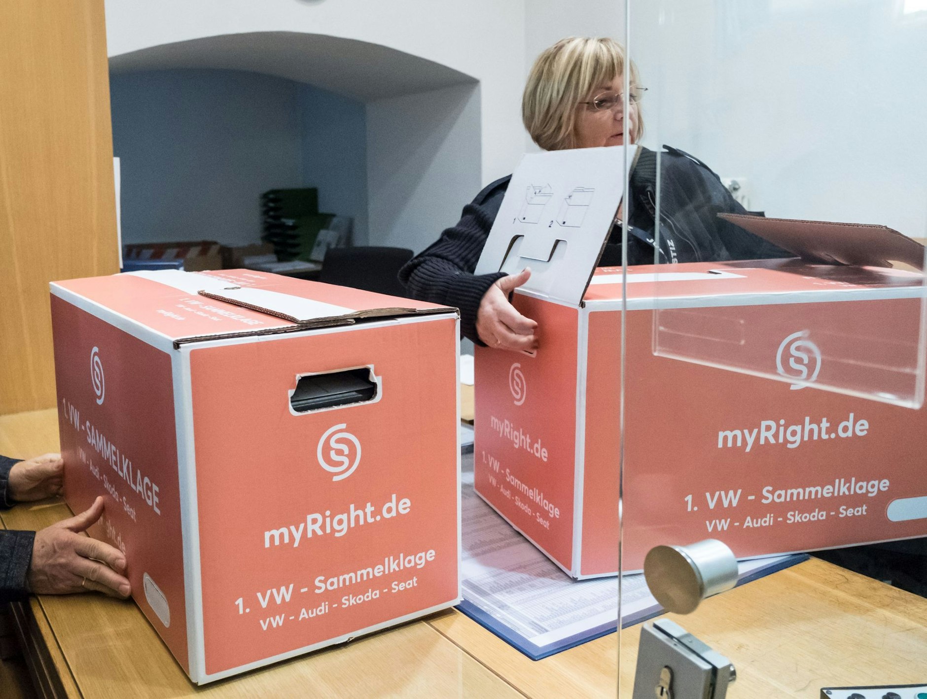 ARCHIV - Eine Justizmitarbeiterin in Braunschweig nimmt im November 2017 die Klagen im VW-Abgasskandal von mehr als 15.000 Betroffenen entgegen, die von der US-Kanzlei Hausfeld und der Internetplattform Myright eingereicht wurden.  /dpa