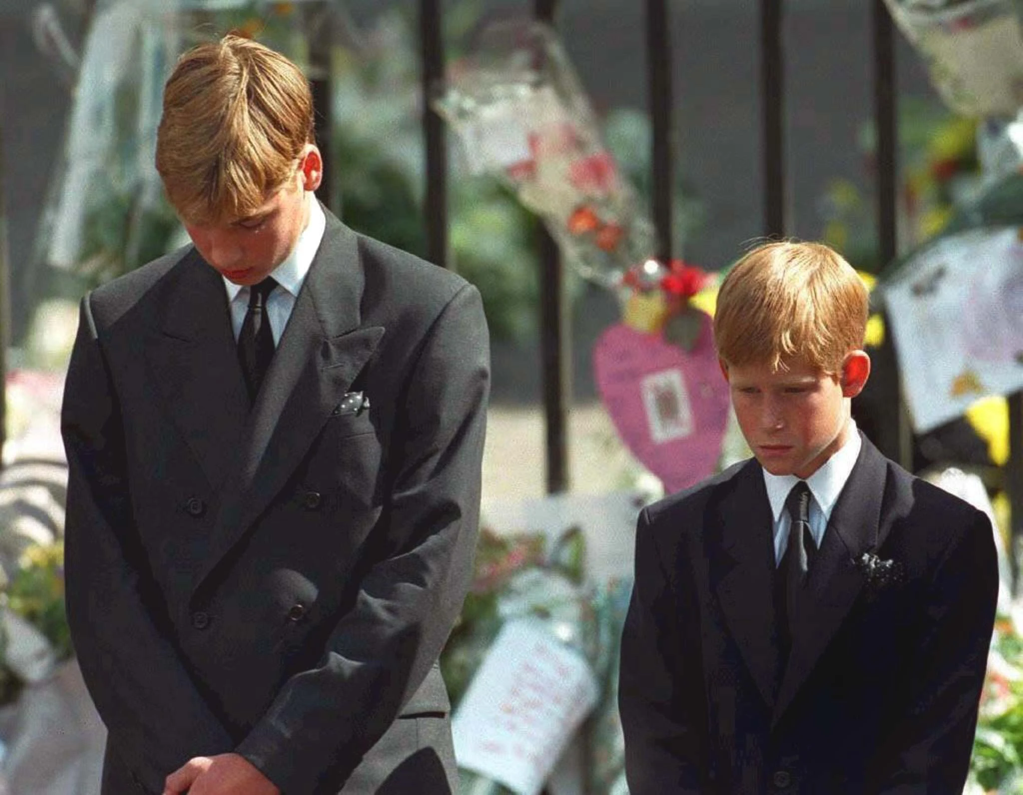 ARCHIV - Prinz William (l) und Prinz Harry bei der Trauerfeier für ihre Mutter Prinzessin Diana 1997 in London.  