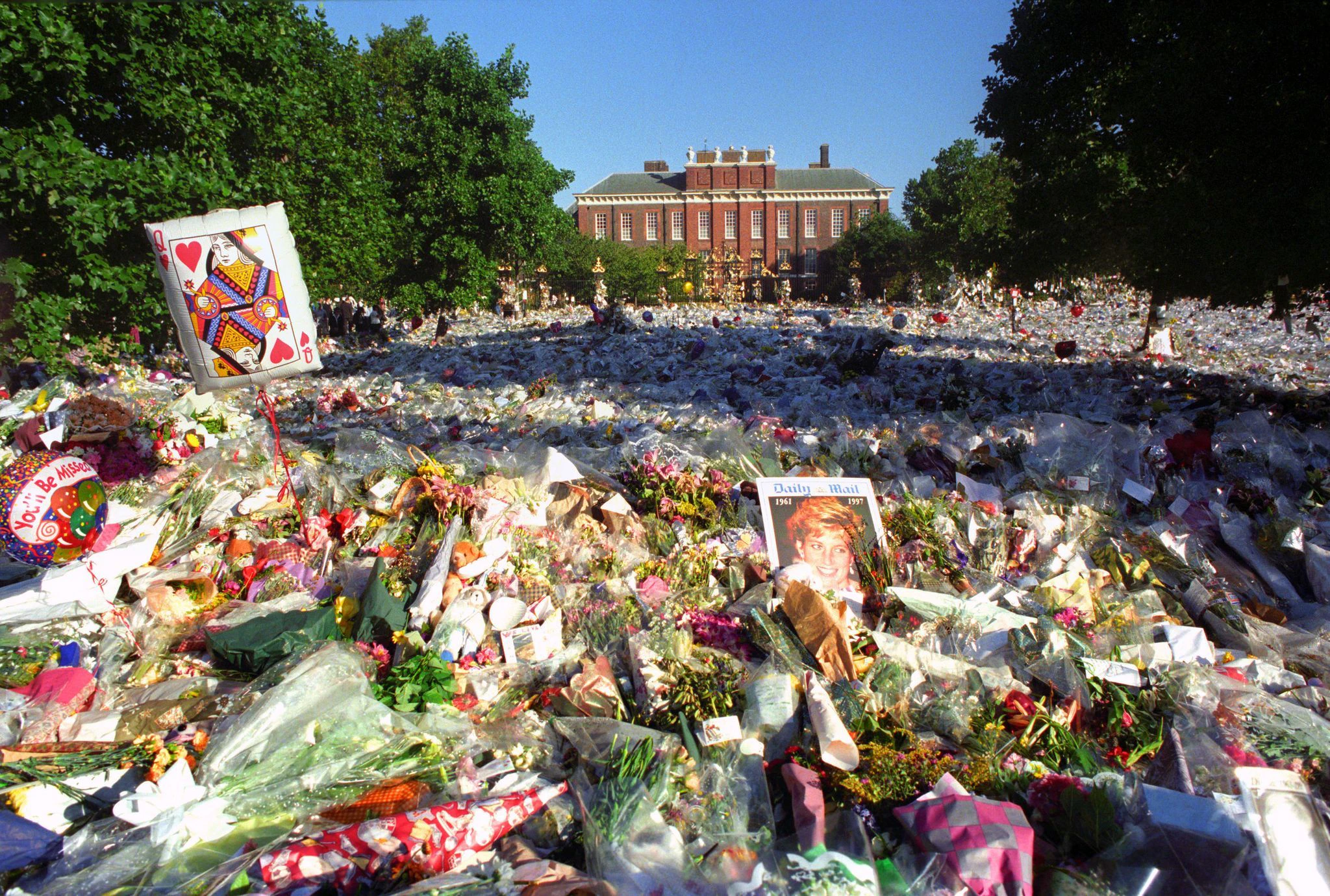 ARCHIV - Ein Meer aus Blumen vor dem Kensington Palast nach Dianas Unfalltod im August 1997.  