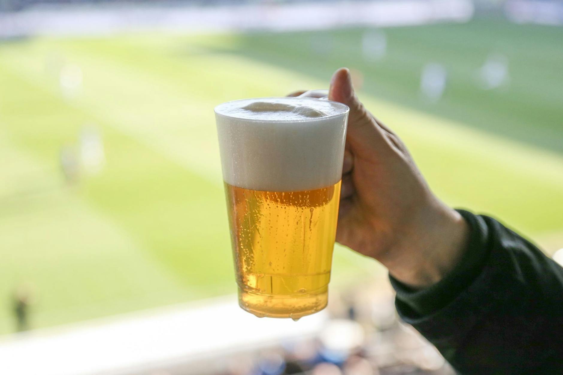 Fußballfans müssen bei der Fußball-WM in Katar während der Spiele in den Stadien auf Bier verzichten. 