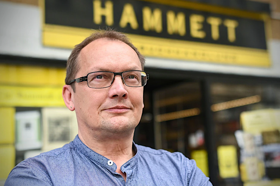 Christian Koch vor seinem Geschäft in der Friesenstraße, Ecke Marheinekeplatz in Kreuzberg.