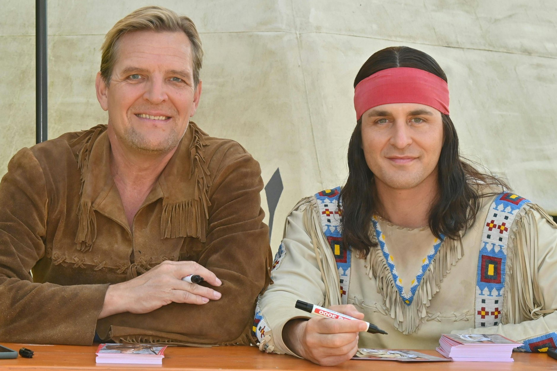 Sascha Gluth als Old Shatterhand und Alexander Klaws alias Winnetou an der Freilichtbühne Kalkberg in Bad Segeberg.