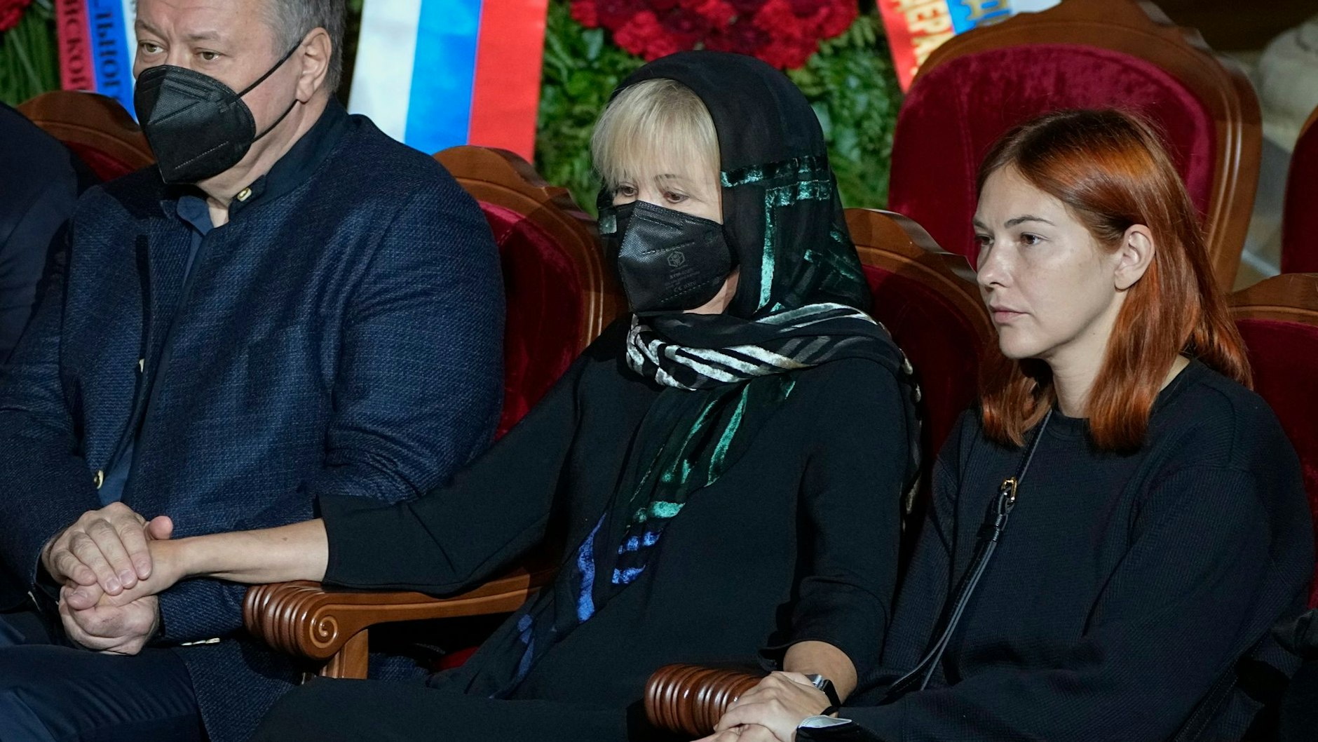 Gorbatschows Tochter Irina (M) nimmt Abschied von ihrem Vater. Foto: Alexander Zemlianichenko/AP/dpa