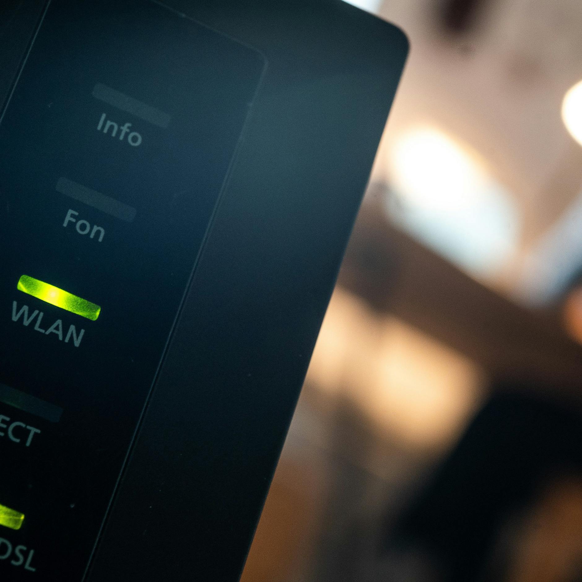 Ein Router, auf dem die LED für WLAN und DSL leuchten – das kostet natürlich Strom!