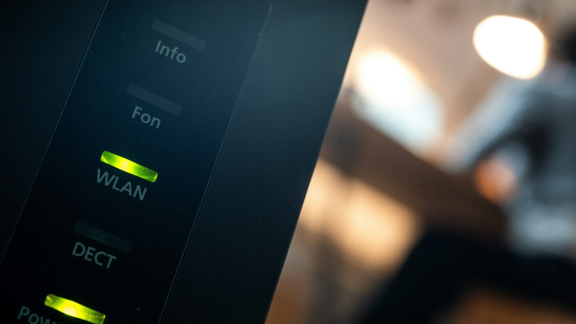 Ein Router, auf dem die LED für POWER und WLAN leuchten.