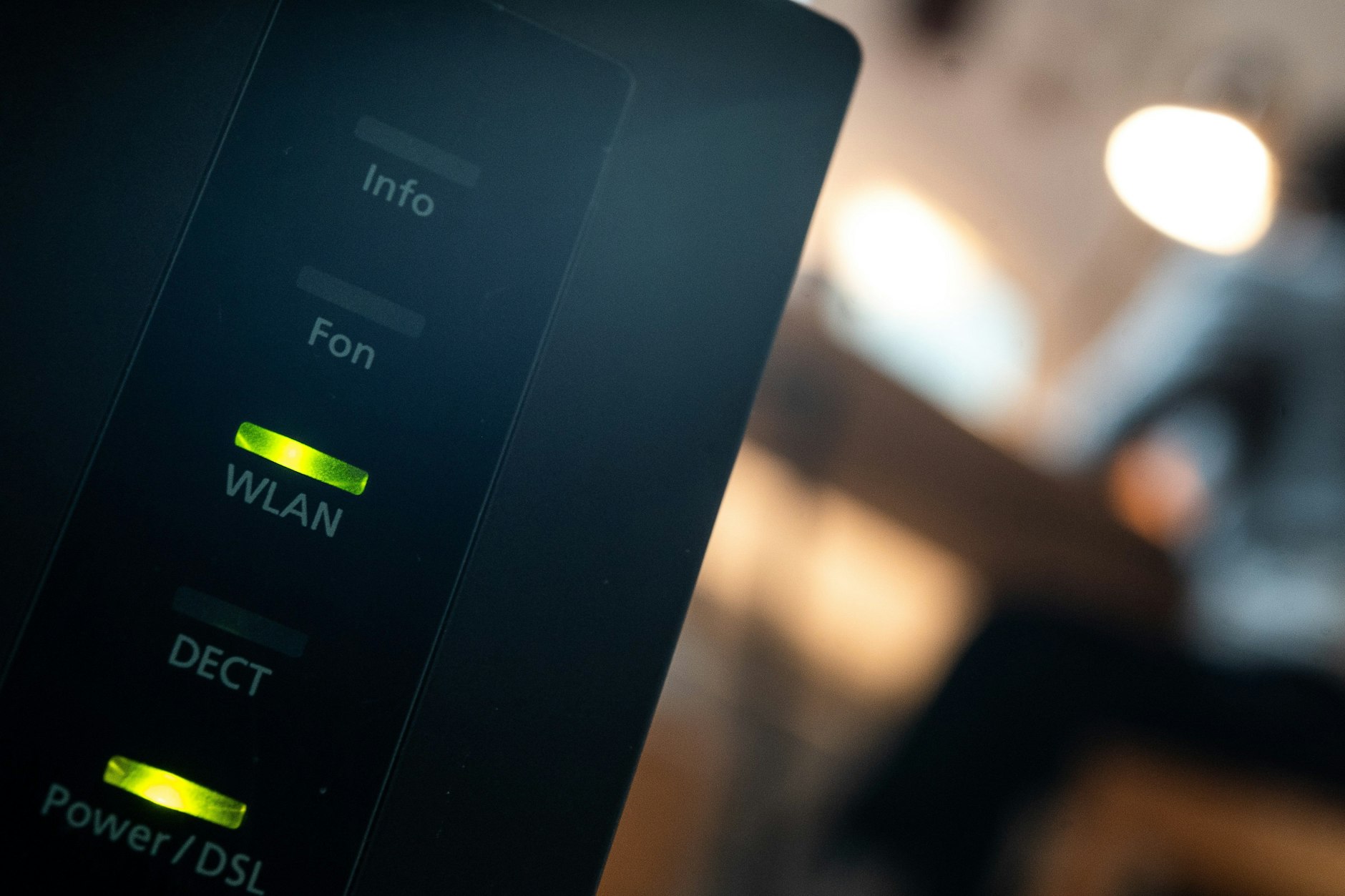 Langsamer als beworben? Ein Router, an dem die LEDs für WLAN und DSL leuchten (Symbolbild).