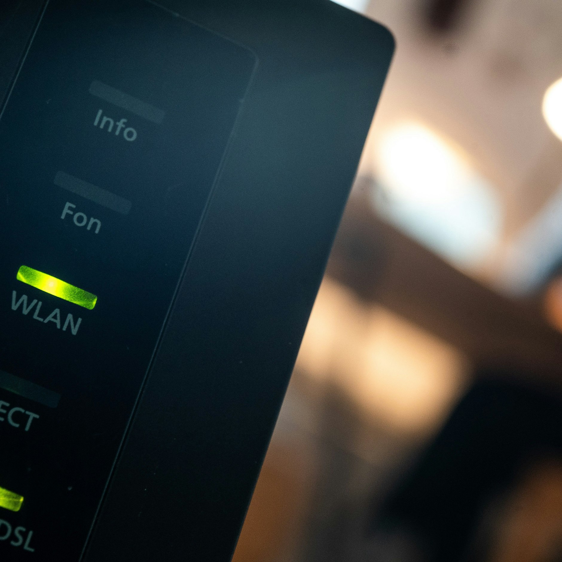 Ein Router, auf dem die LED für WLAN und DSL leuchten – das kostet natürlich Strom!