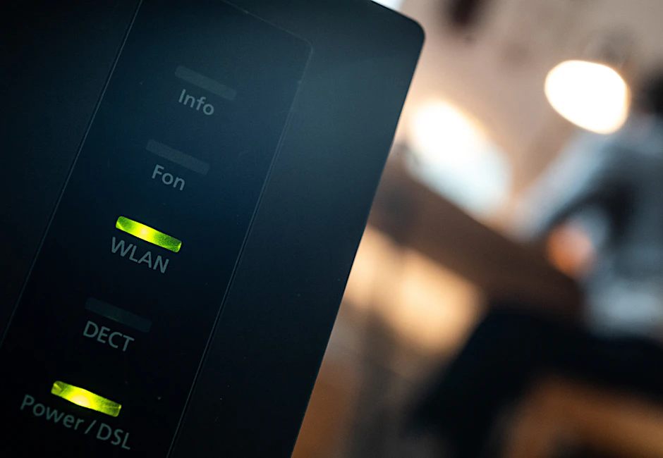 Langsamer als beworben? Ein Router, an dem die LEDs für WLAN und DSL leuchten (Symbolbild).