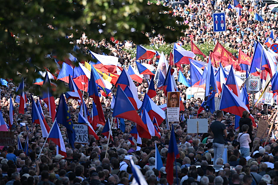 Etwa 70.000 Menschen protestierten am Samstag auf dem Wenzelsplatz in Prag.