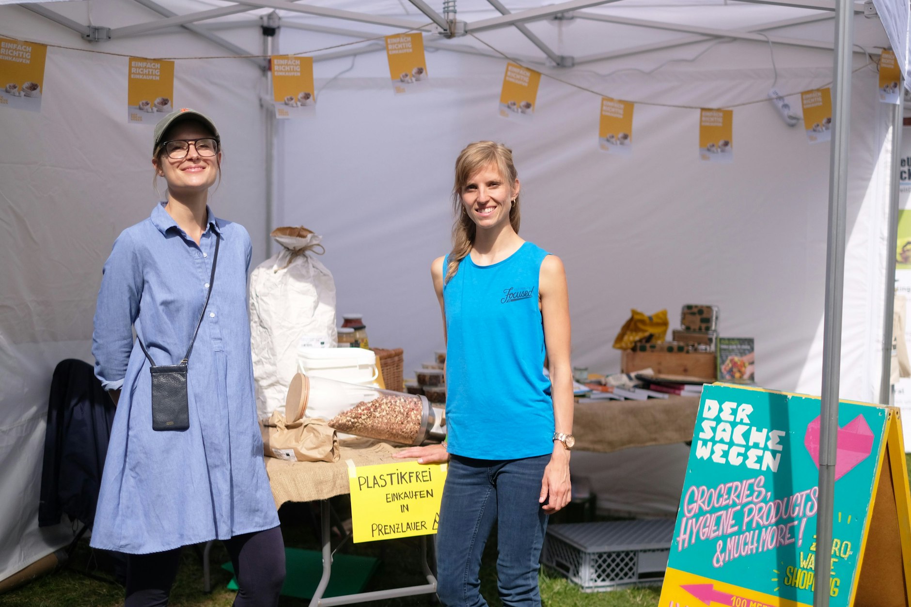 Plastikfrei für eine gute Sache: Stefanie Krämer (l.) und Christiane Sieg vom Bioladen Der Sache Wegen an ihrem Infostand bei der Nachhaltigkeitsmesse Green World Tour.