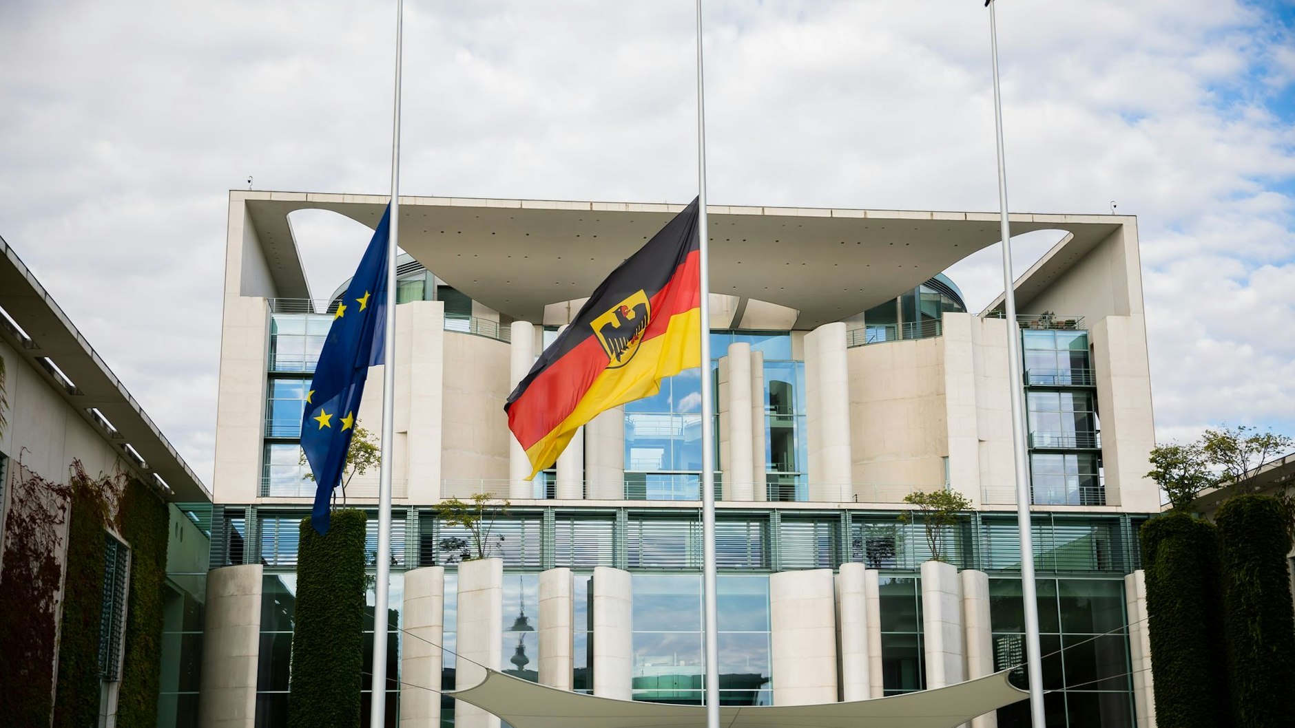 Flaggen am Bundeskanzleramt wehen aus Anlass der Beisetzung von Michail Gorbatschow auf halbmast. 