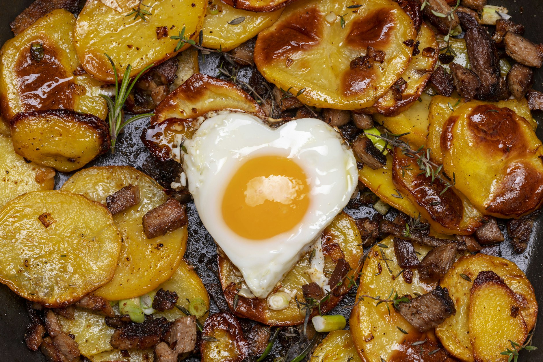 Wer möchte, kann zur Kartoffel-Fleisch-Mischung auch ein Spiegelei reichen. Traditionell wird beim Hoppel Poppel aber verquirltes Ei genutzt - die genaue Anleitung finden Sie im Rezept.