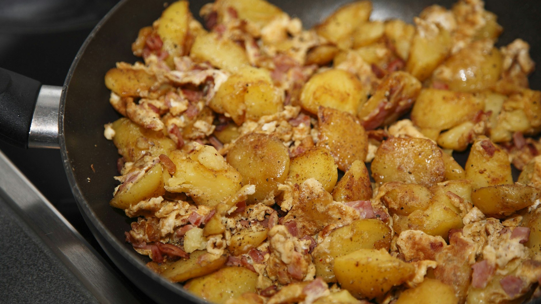 Das Pfannengericht schmeckt richtig lecker - und ist das perfekte deftige Abendessen. Probieren Sie das Rezept unbedingt aus!