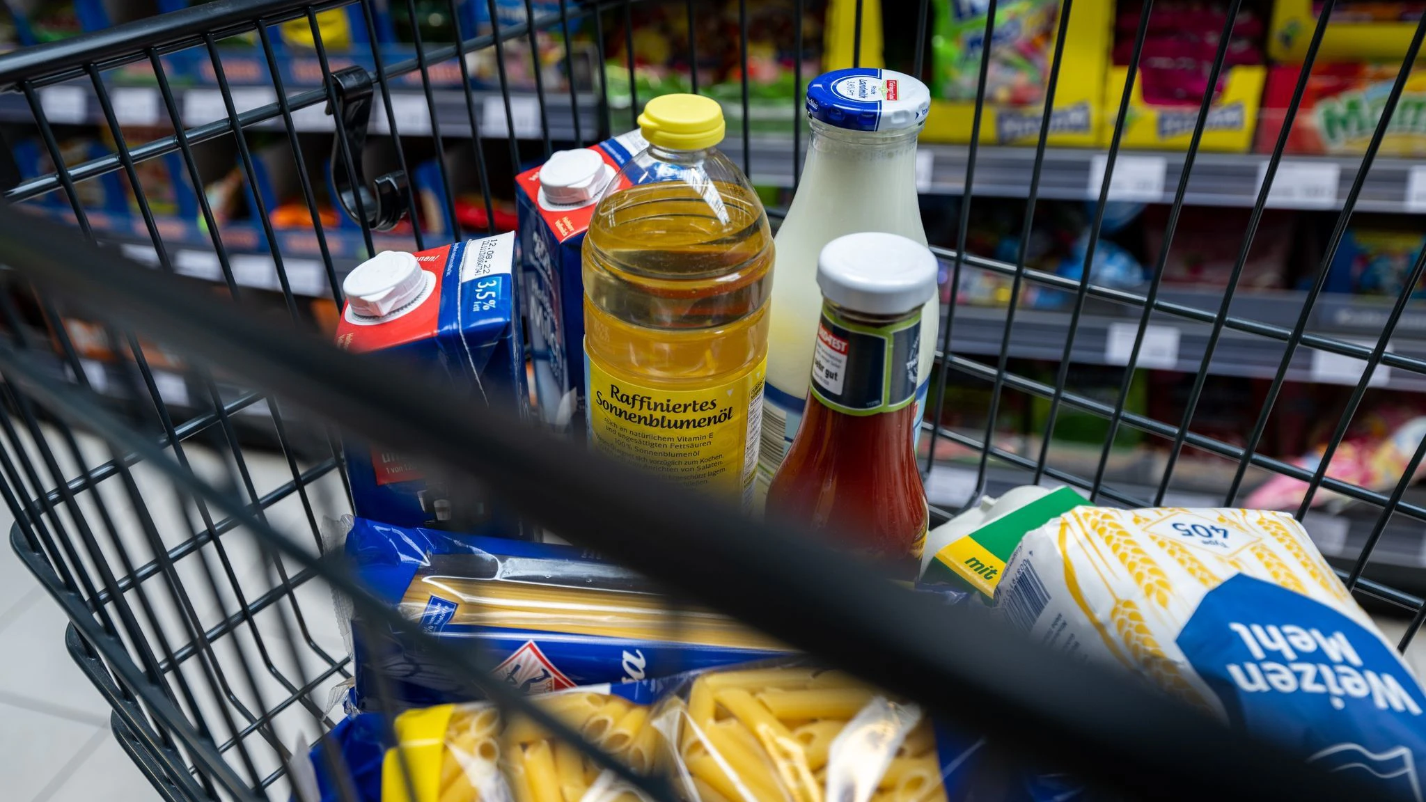 Die Lebensmittelpreise fallen, vor allem Discounter werden wieder billiger.