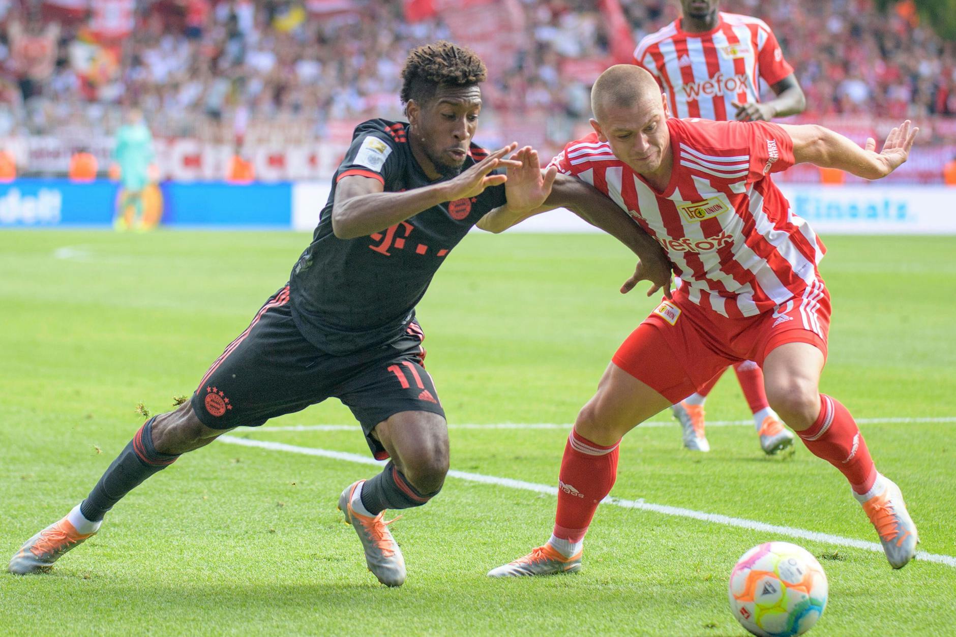 Kingsley Coman vom FC Bayern München kann sich wieder einmal nicht gegen Unions Julian Ryerson durchsetzen. 