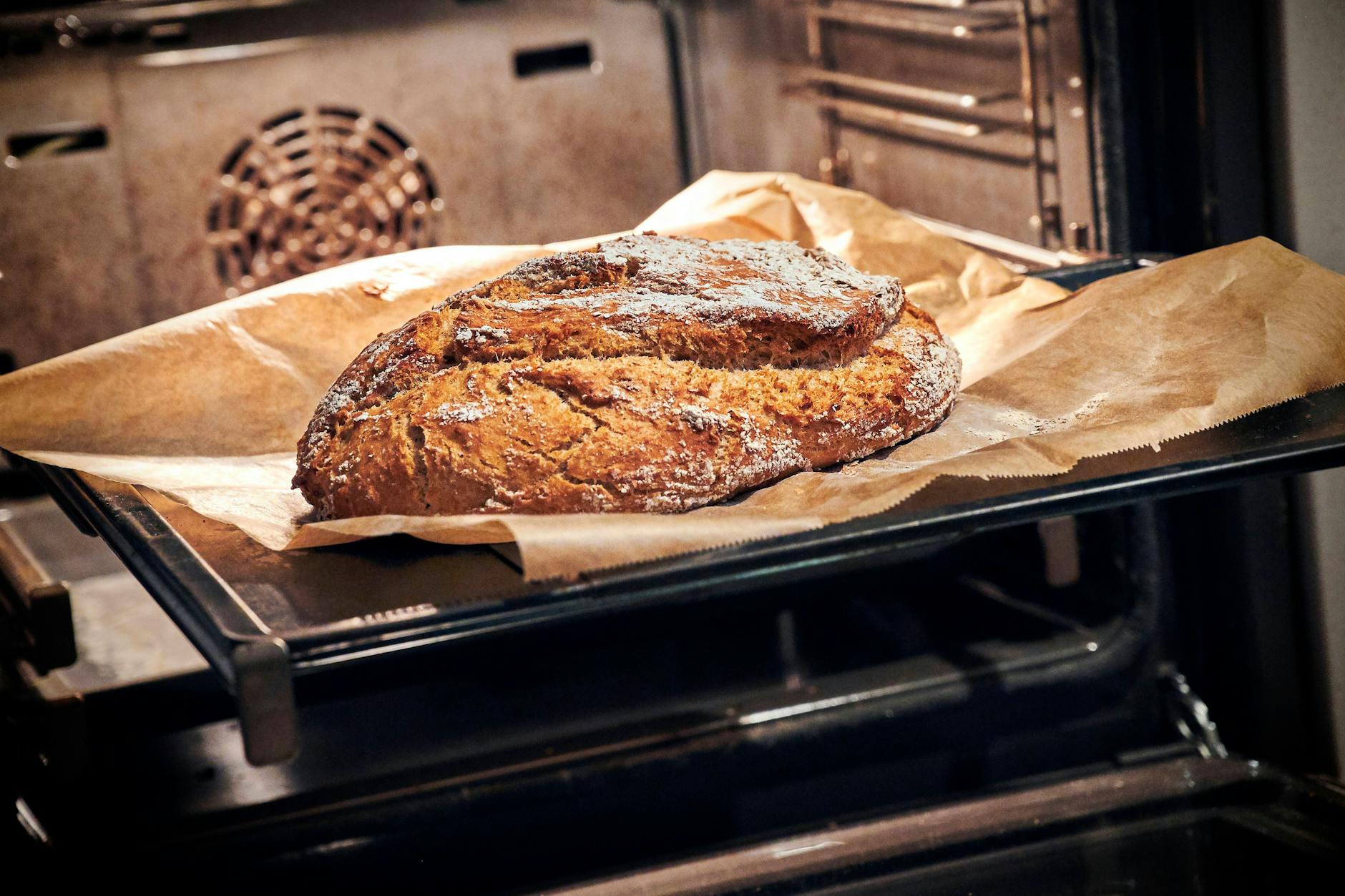 Nichts geht über ein leckeres Brot, das am besten noch frisch aus dem Ofen kommt. Mit diesem Rezept gelingt es garantiert.