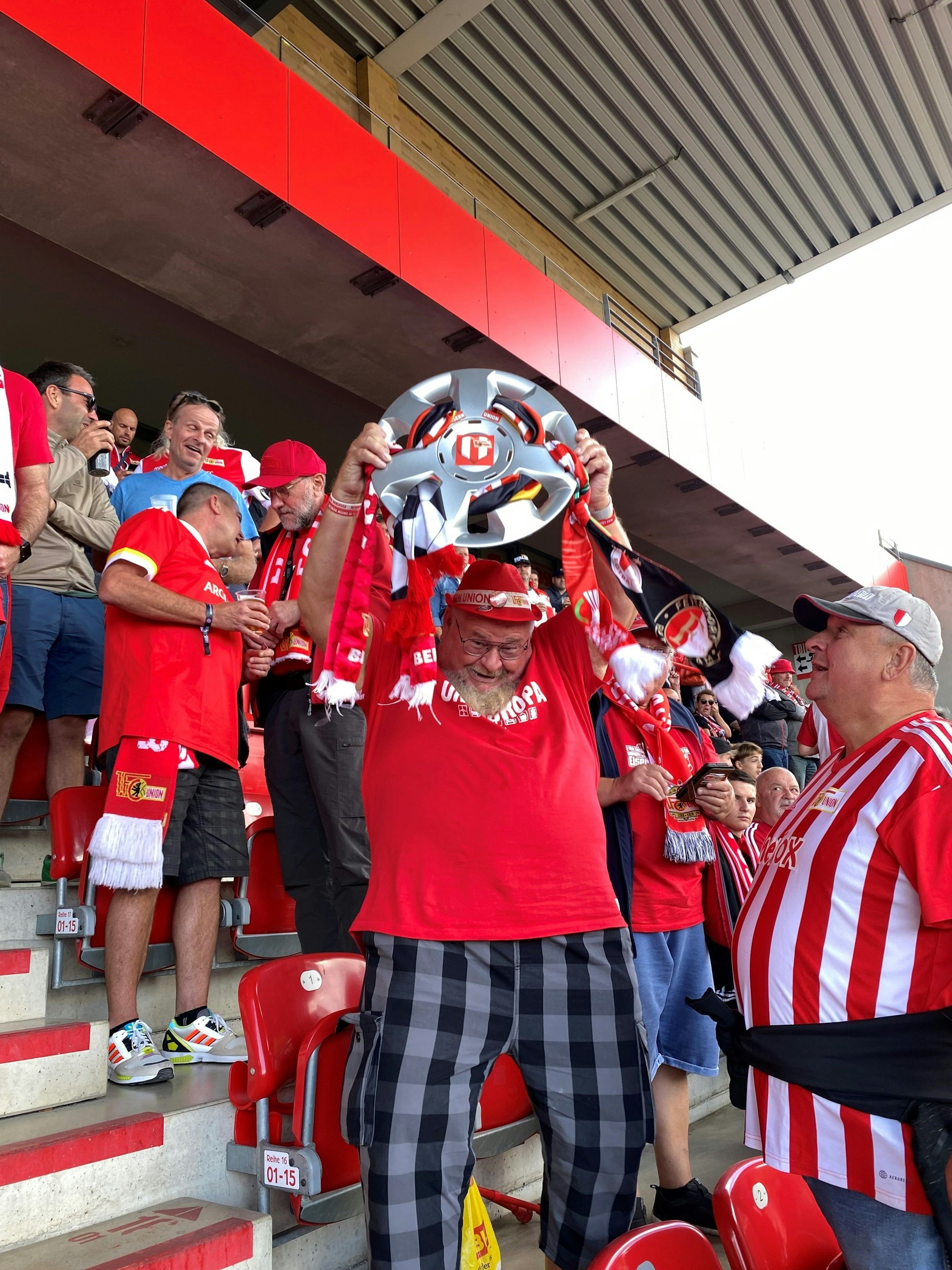 Unionfan Bernhard mit seiner Radkappe als improvisierte Meisterschale beim Spiel des 1. FC Union gegen den FC Bayern in der Alten Försterei.