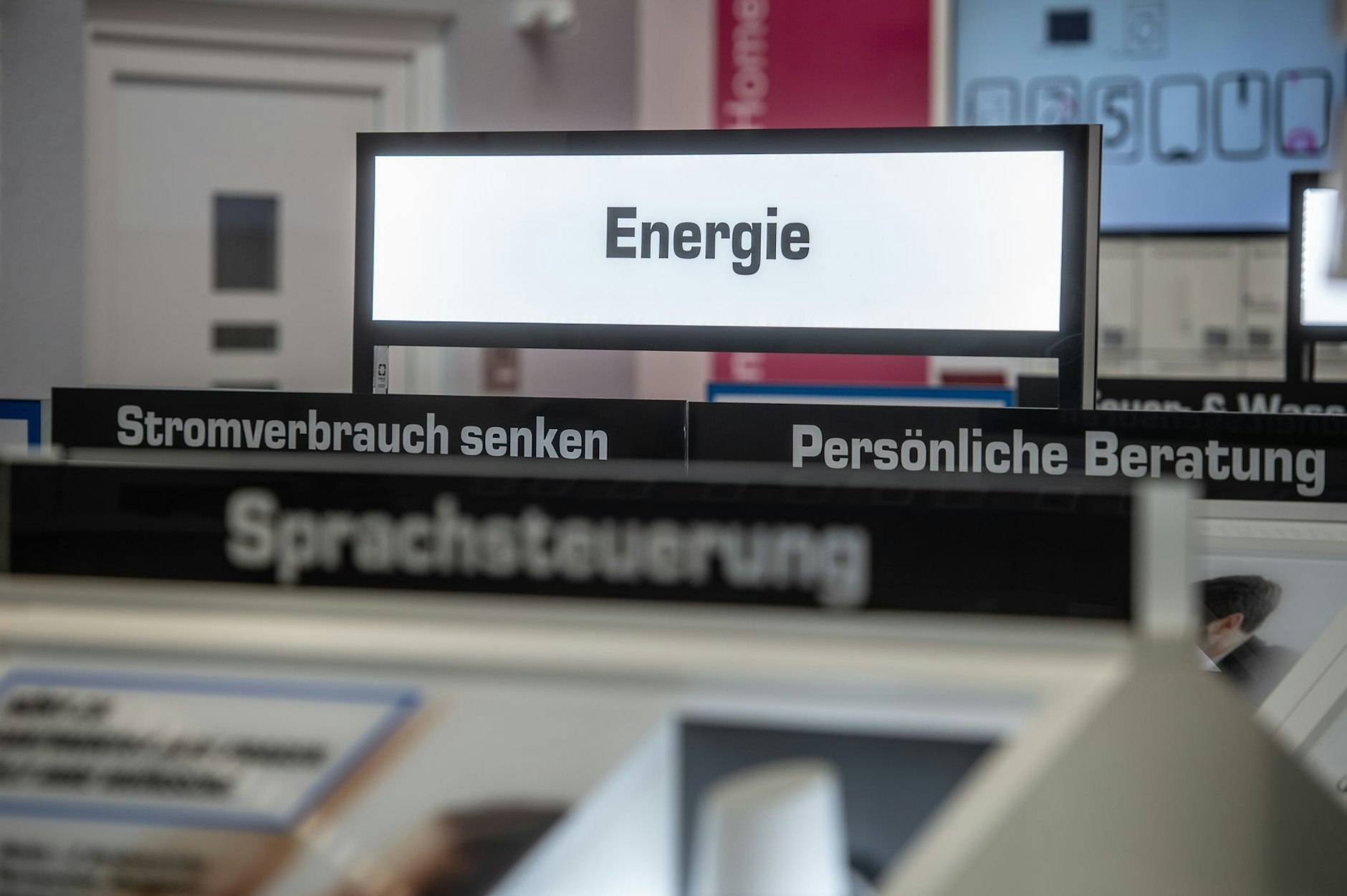 ARCHIV - «Energie» steht auf einem Schild in einem Elektronikmarkt.  