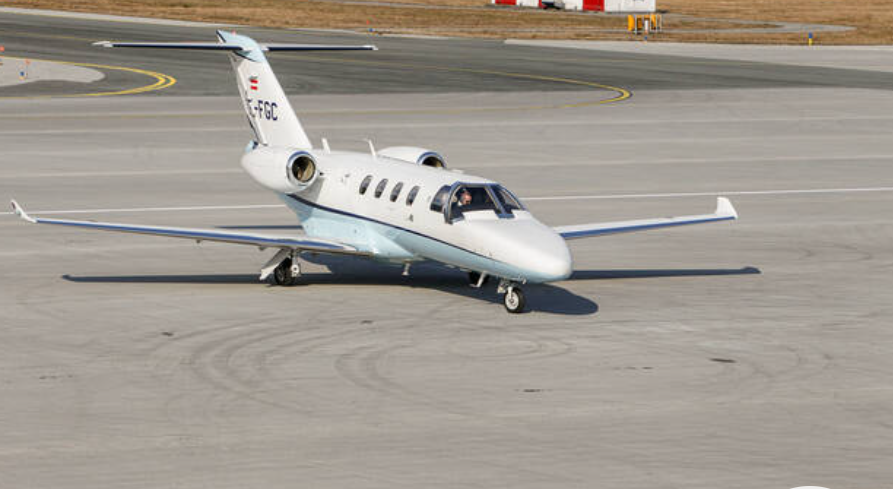 Image - Cessna stürzt nach rätselhaftem „Geisterflug“ in die Ostsee – vier Menschen an Bord! Am Steuer saß eine Kölner Karnevals-Größe