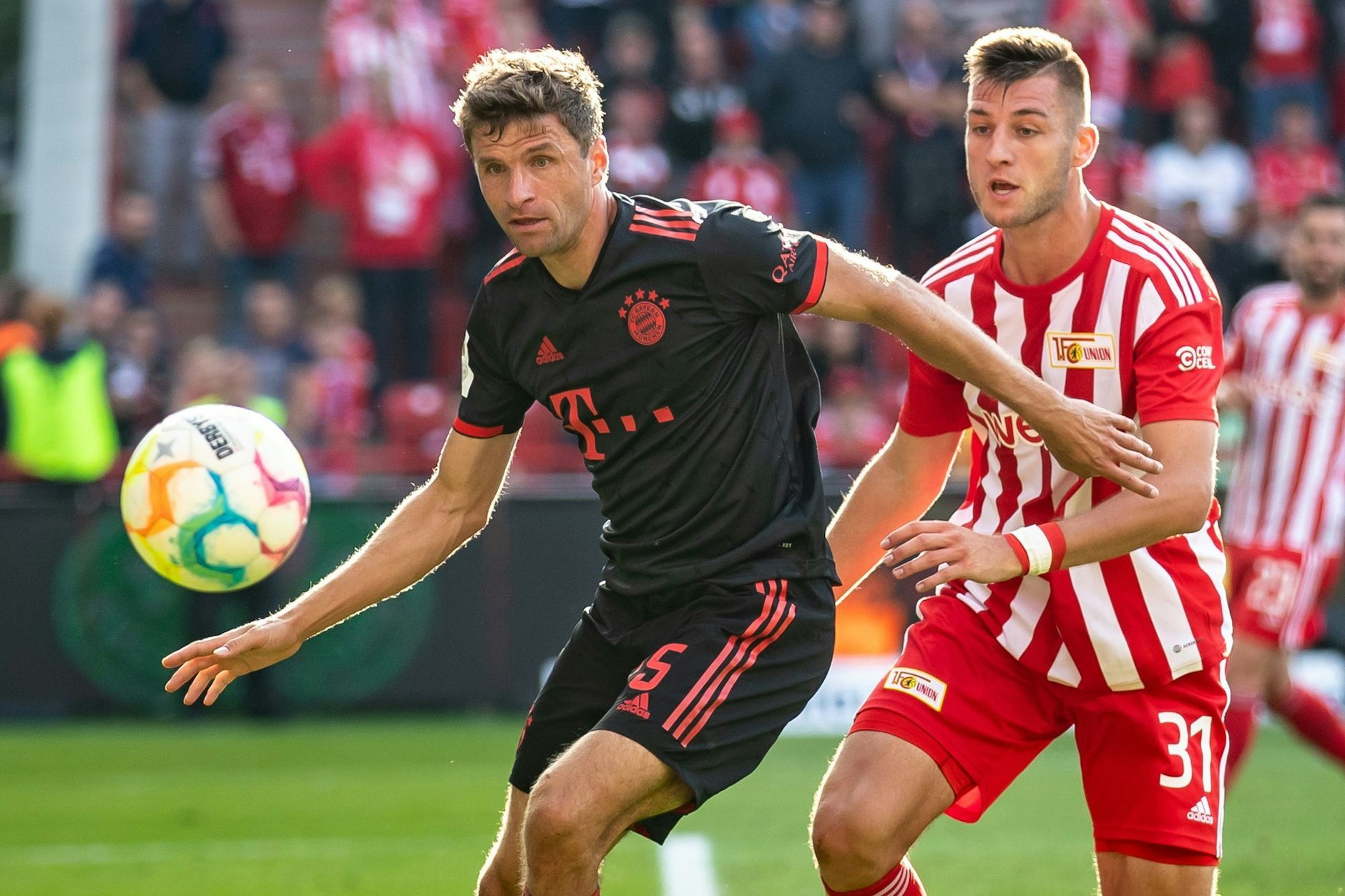 Bayern-Stürmer Thomas Müller konnte dem Duell mit dem 1. FC Union – wie hier beispielsweise mit Robin Knoche (r.) – am Ende dann doch nicht so viel abgewinnen.