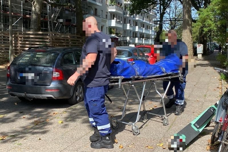 Eine der zwei Leichen wird abtransportiert.