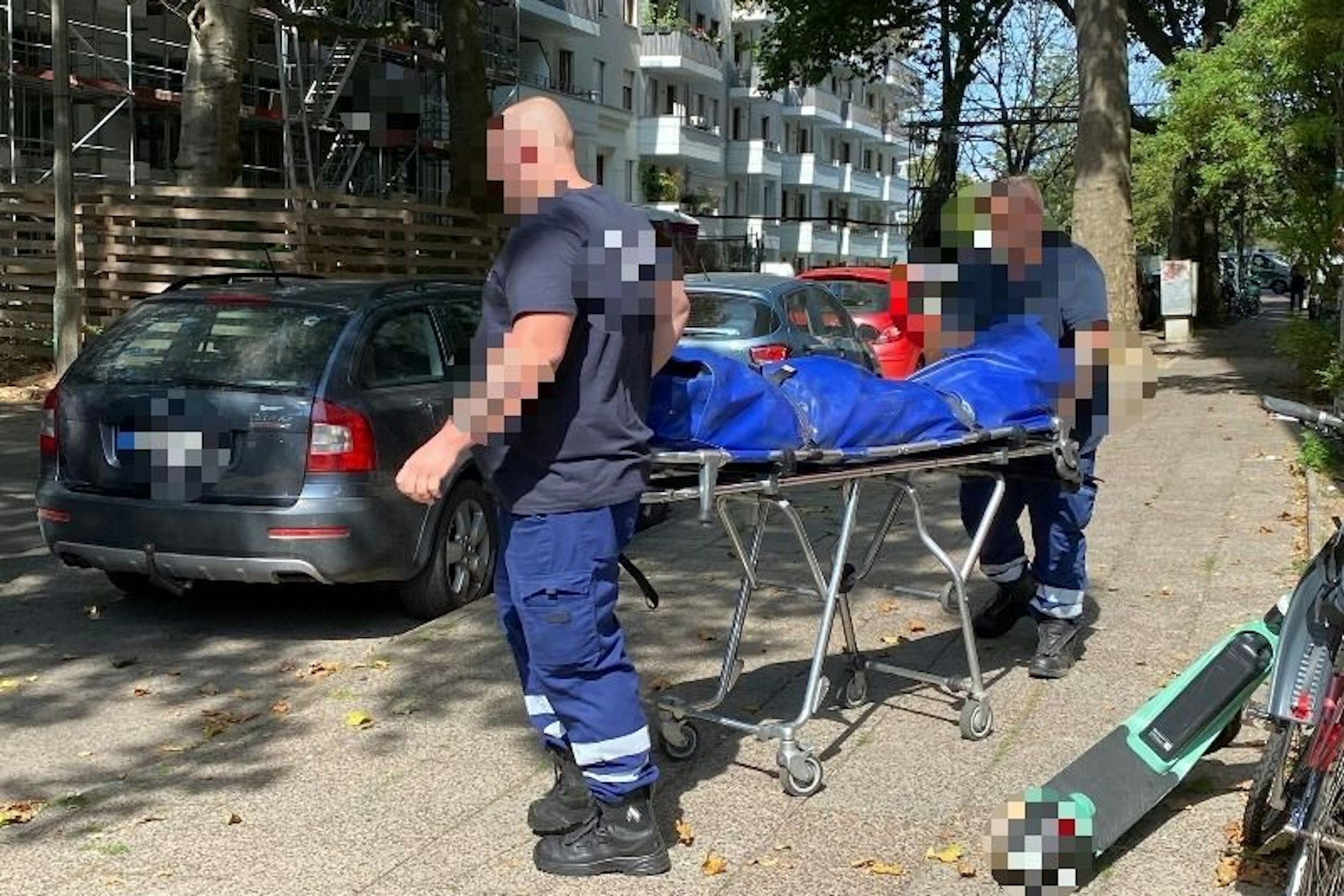 Eine der zwei Leichen wird abtransportiert.