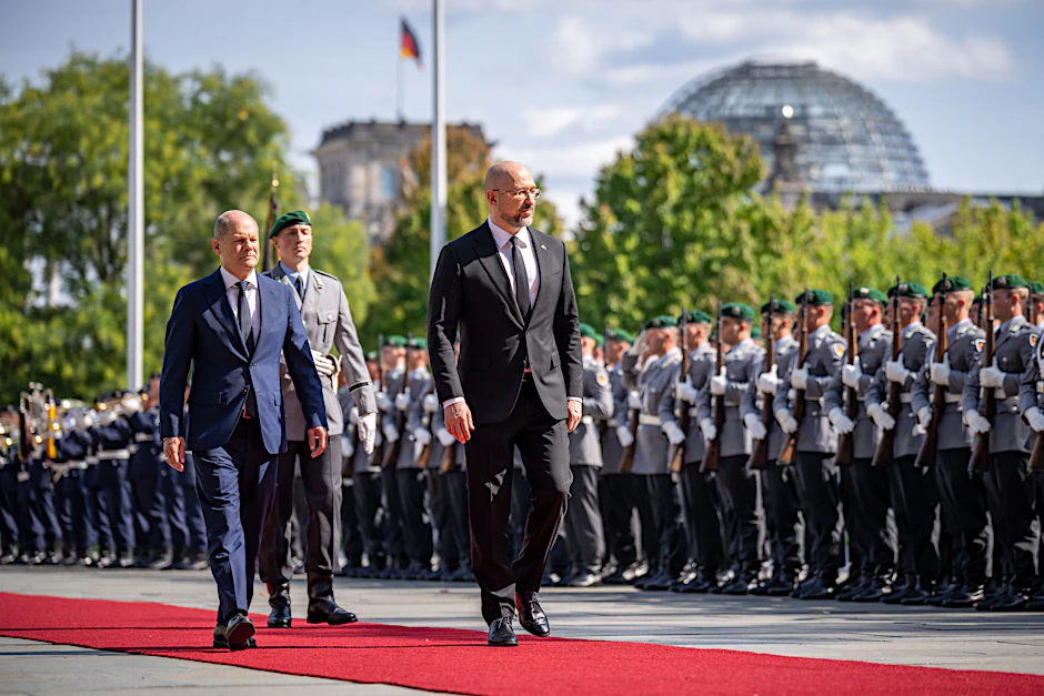 Der ukrainische Ministerpräsident Denys Schmyhal (re.) wurde am Sonntag von Bundeskanzler Olaf Scholz mit militärischen Ehren in Berlin empfangen.&nbsp;