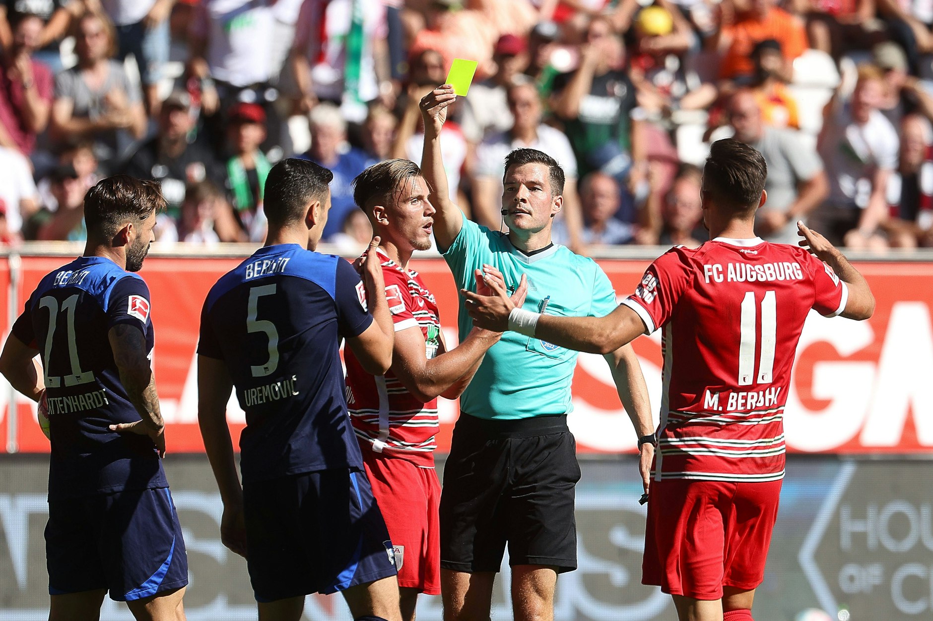 Glück gehabt: Herthas Filip Uremovic bekommt von Schiesdrichter Harm Osmers nach seinem Foul in der 23. Minute im Spiel beim FC Augsburg Gelb statt Rot.&nbsp;