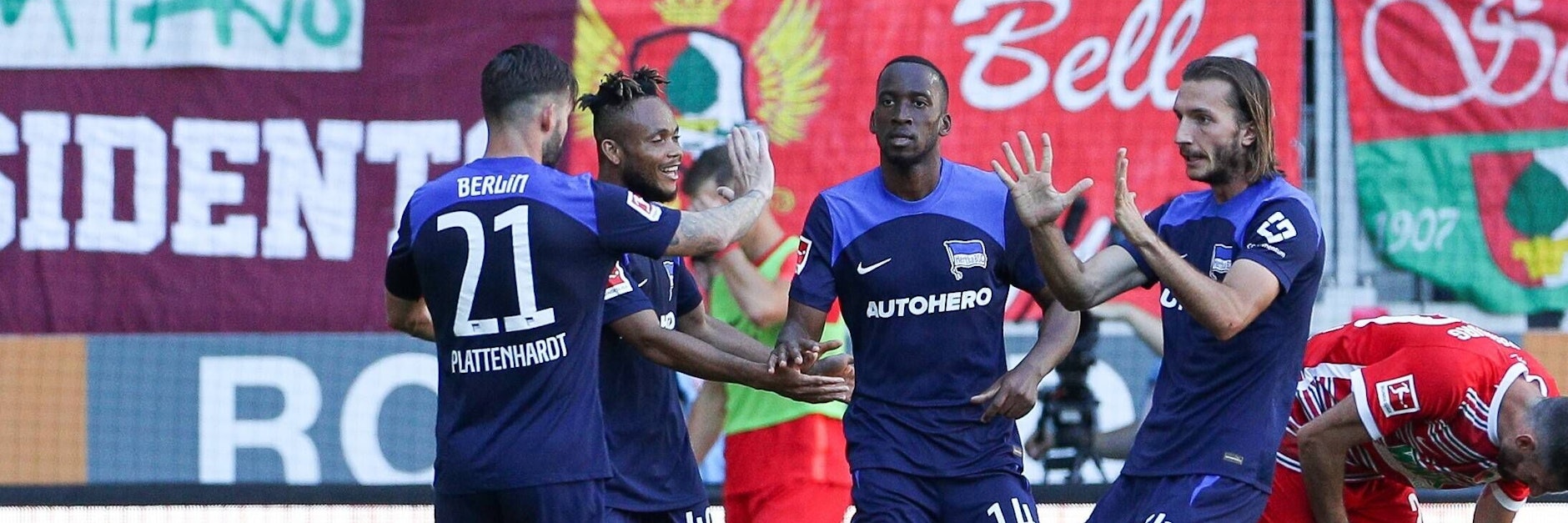 Stürmer Dodi Lukebakio (M.) traf in Augsburg zum 1:0 und ließ Hertha über den ersten Saisonsieg jubeln.