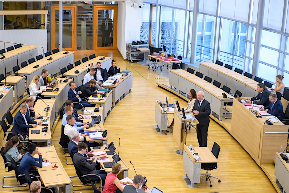 Tom Buhrow, Vorsitzender der ARD, spricht im Plenarsaal des Landtages von Sachsen-Anhalt zu Abgeordneten.  
