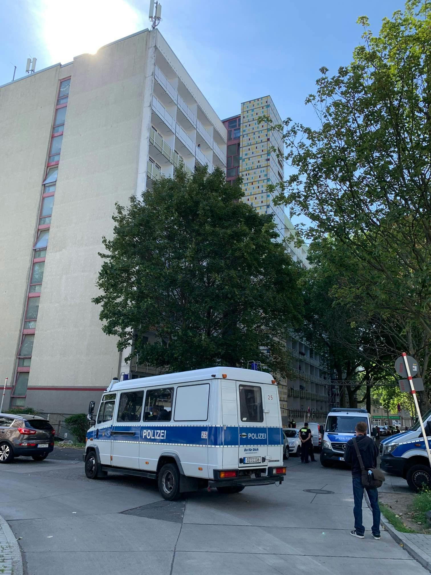 Polizei-Einsatzkräfte stehen am Tatort Löwenberger Straße Ecke Rosenfelder Ring.