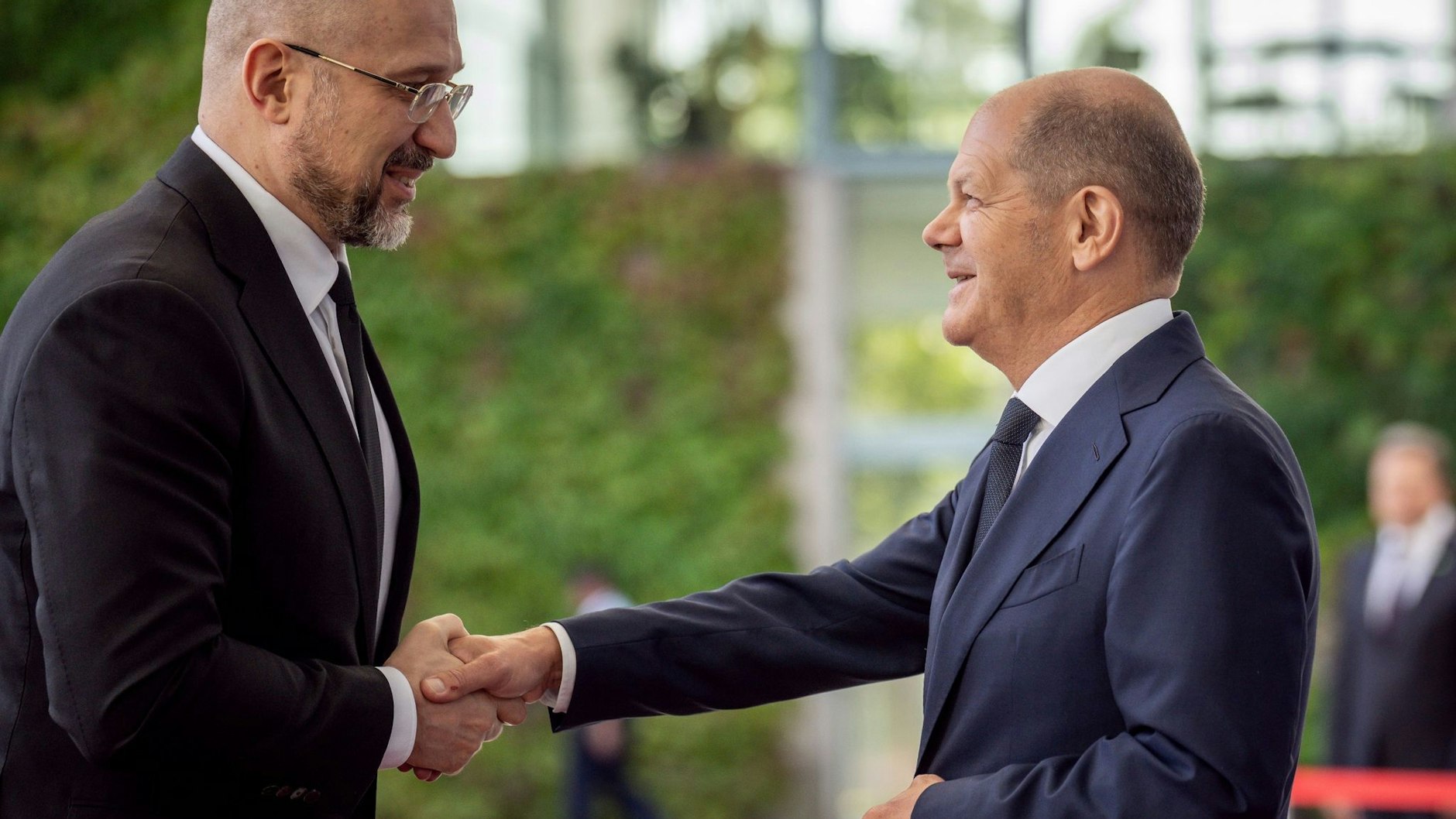 Bundeskanzler Olaf Scholz empfängt den ukrainischen Ministerpräsidenten Denys Schmyhal.