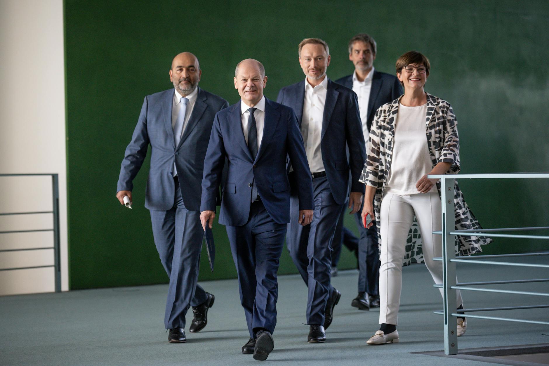 Bundeskanzler Olaf Scholz (SPD, 2.v.l.), kommt neben Omid Nouripour (l.), Bundesvorsitzender von Bündnis 90/Die Grünen, Saskia Esken (r.), Bundesvorsitzende der SPD, sowie Christian Lindner (M.), FDP-Bundesvorsitzender und Bundesminister der Finanzen, gefolgt von Regierungssprecher Steffen Hebestreit (SPD) zur Pressekonferenz nach den Beratungen von SPD, Grünen und FDP im Koalitionsausschuss.
