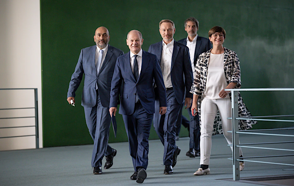 Bundeskanzler Olaf Scholz (SPD, 2.v.l.), kommt neben Omid Nouripour (l.), Bundesvorsitzender von Bündnis 90/Die Grünen, Saskia Esken (r.), Bundesvorsitzende der SPD, sowie Christian Lindner (M.), FDP-Bundesvorsitzender und Bundesminister der Finanzen, gefolgt von Regierungssprecher Steffen Hebestreit (SPD) zur Pressekonferenz nach den Beratungen von SPD, Grünen und FDP im Koalitionsausschuss.